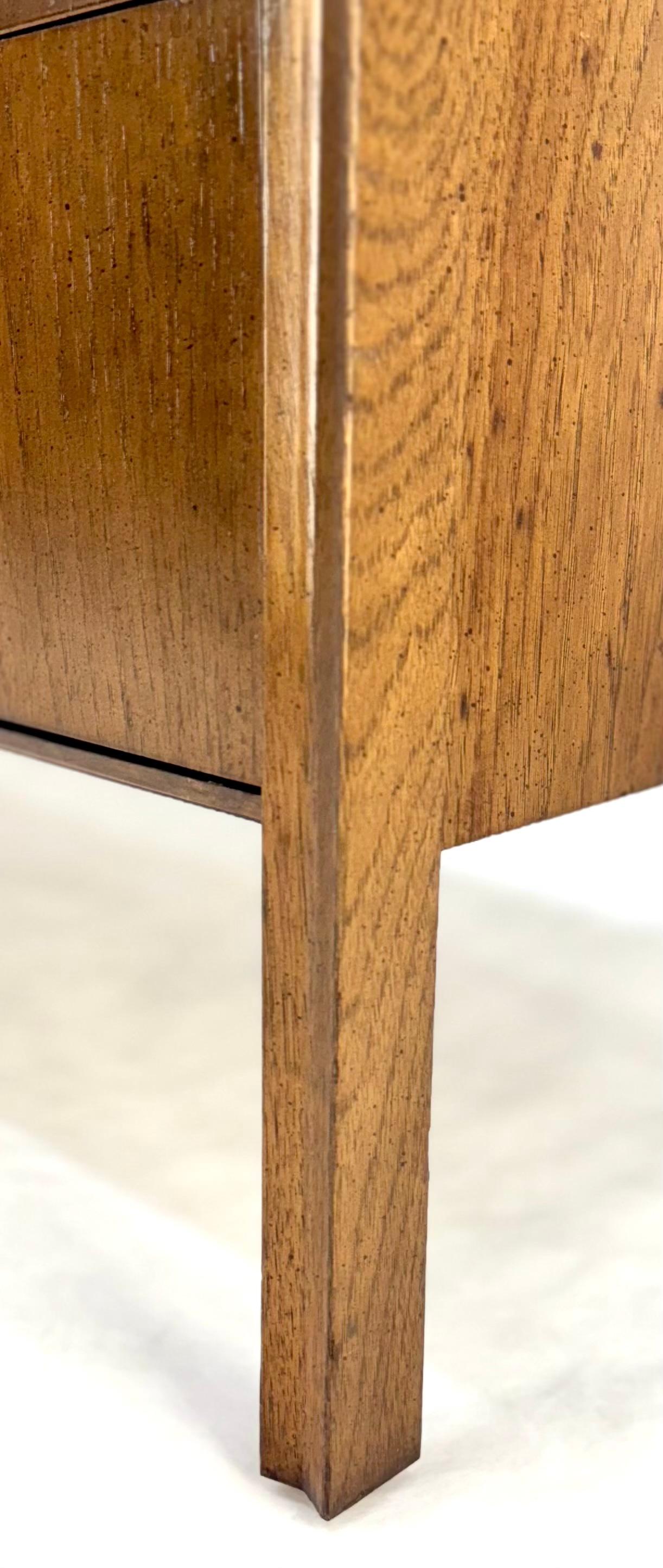 Américain Crédence moderne du milieu du siècle dernier, commode compacte à 7 tiroirs Wormy Chestnut en vente