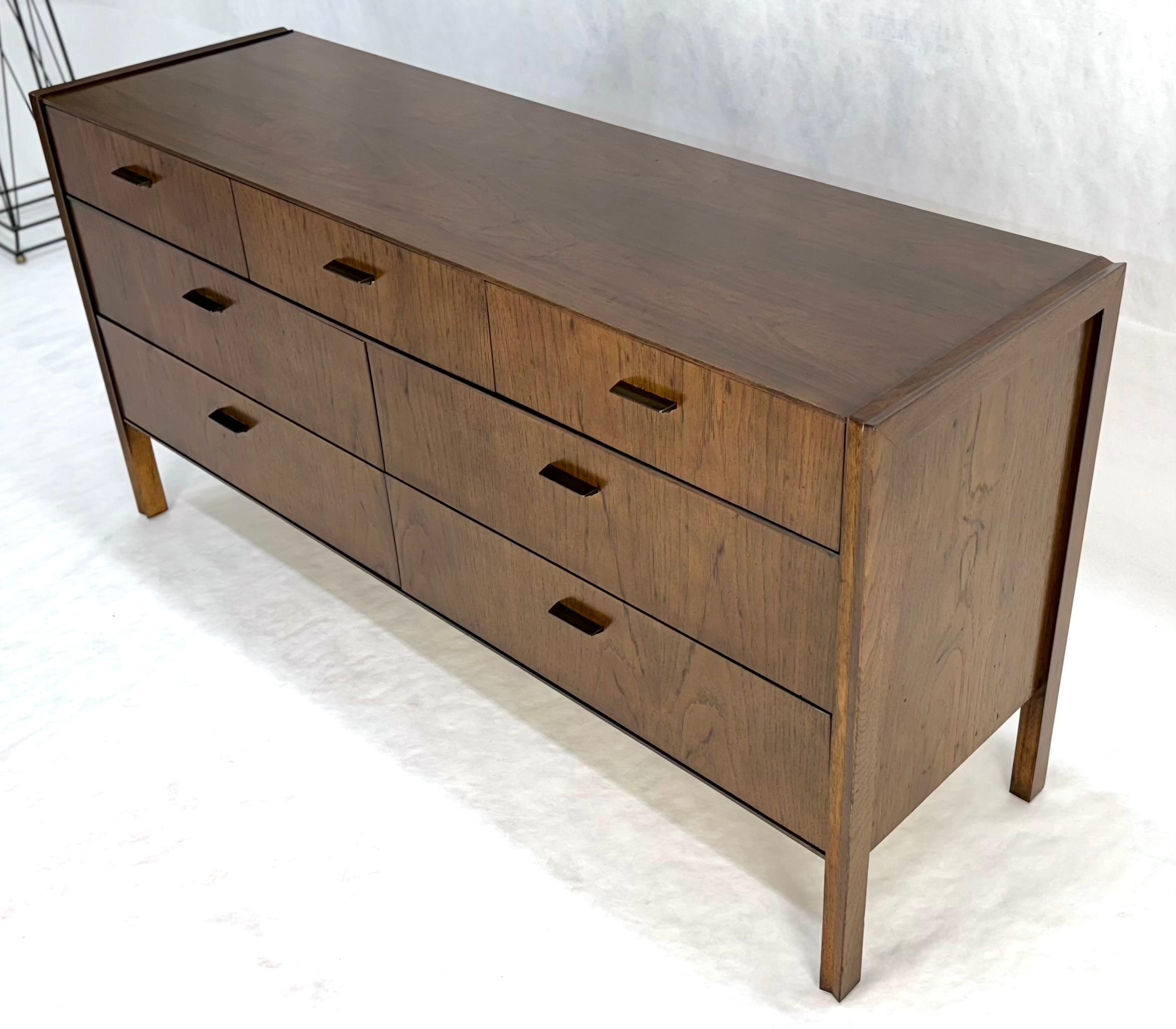 Laqué Crédence moderne du milieu du siècle dernier, commode compacte à 7 tiroirs Wormy Chestnut en vente