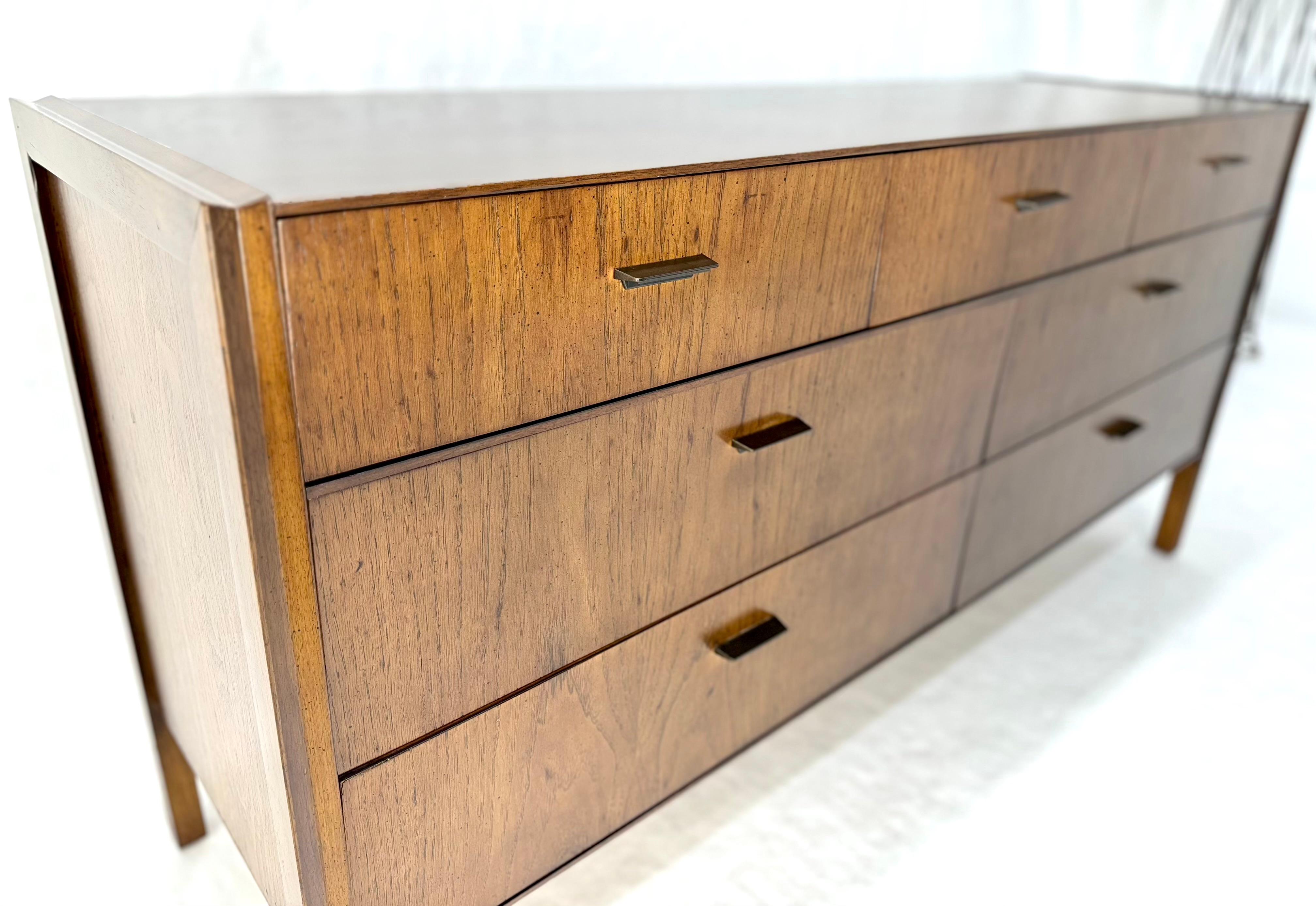 Crédence moderne du milieu du siècle dernier, commode compacte à 7 tiroirs Wormy Chestnut Bon état - En vente à Rockaway, NJ