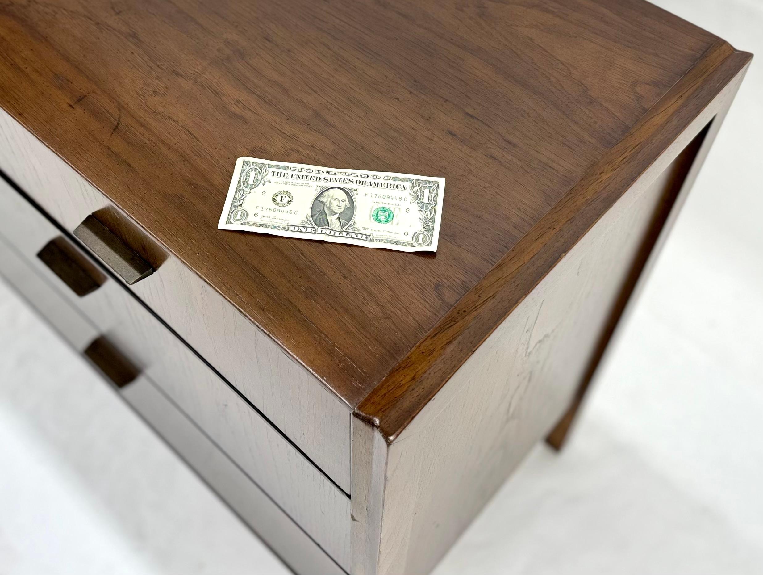 Châtaignier Crédence moderne du milieu du siècle dernier, commode compacte à 7 tiroirs Wormy Chestnut en vente