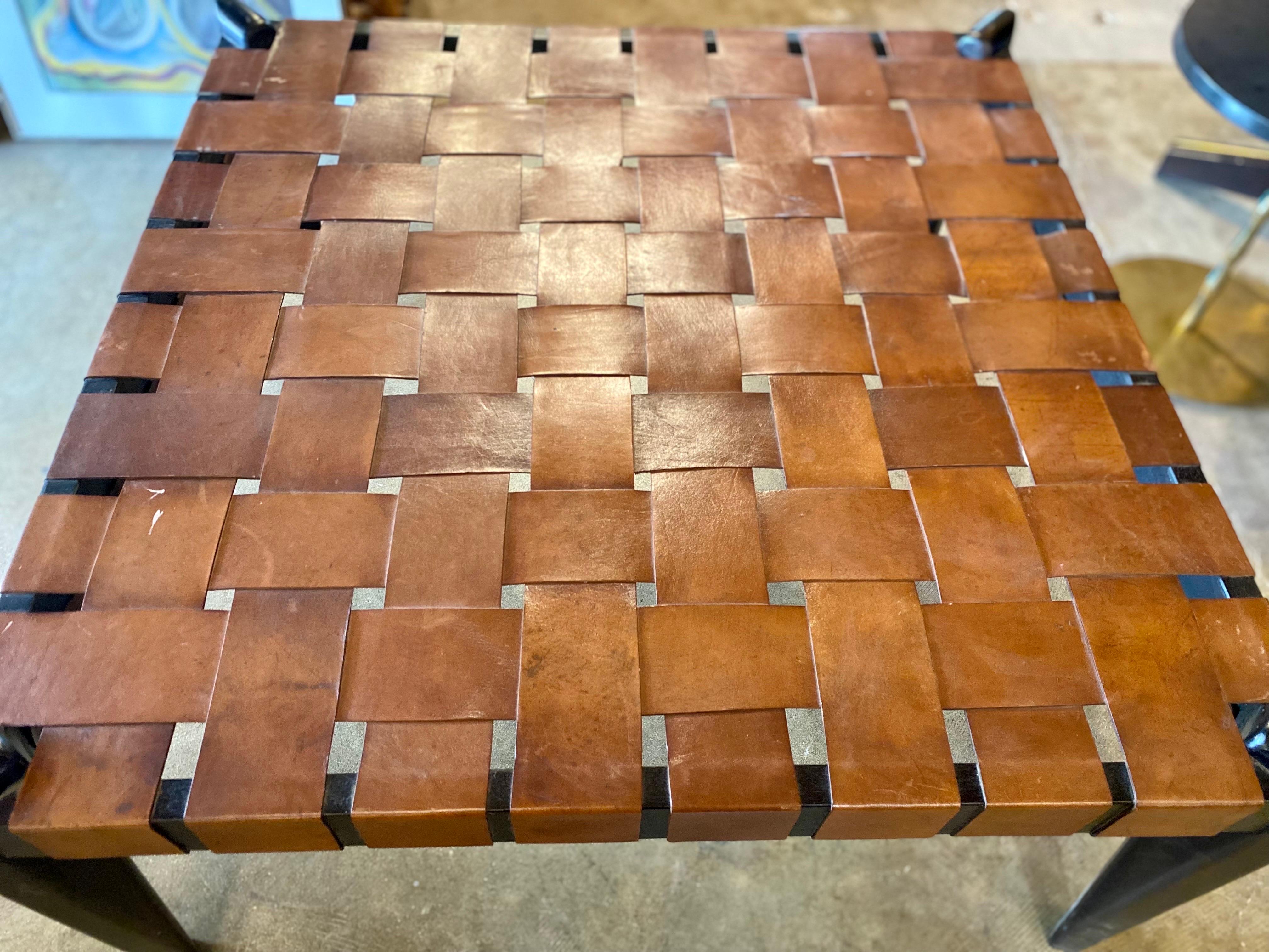 Mid-Century Modern Woven Leather Table in the Style of Edmond Spence im Zustand „Gut“ im Angebot in San Antonio, TX