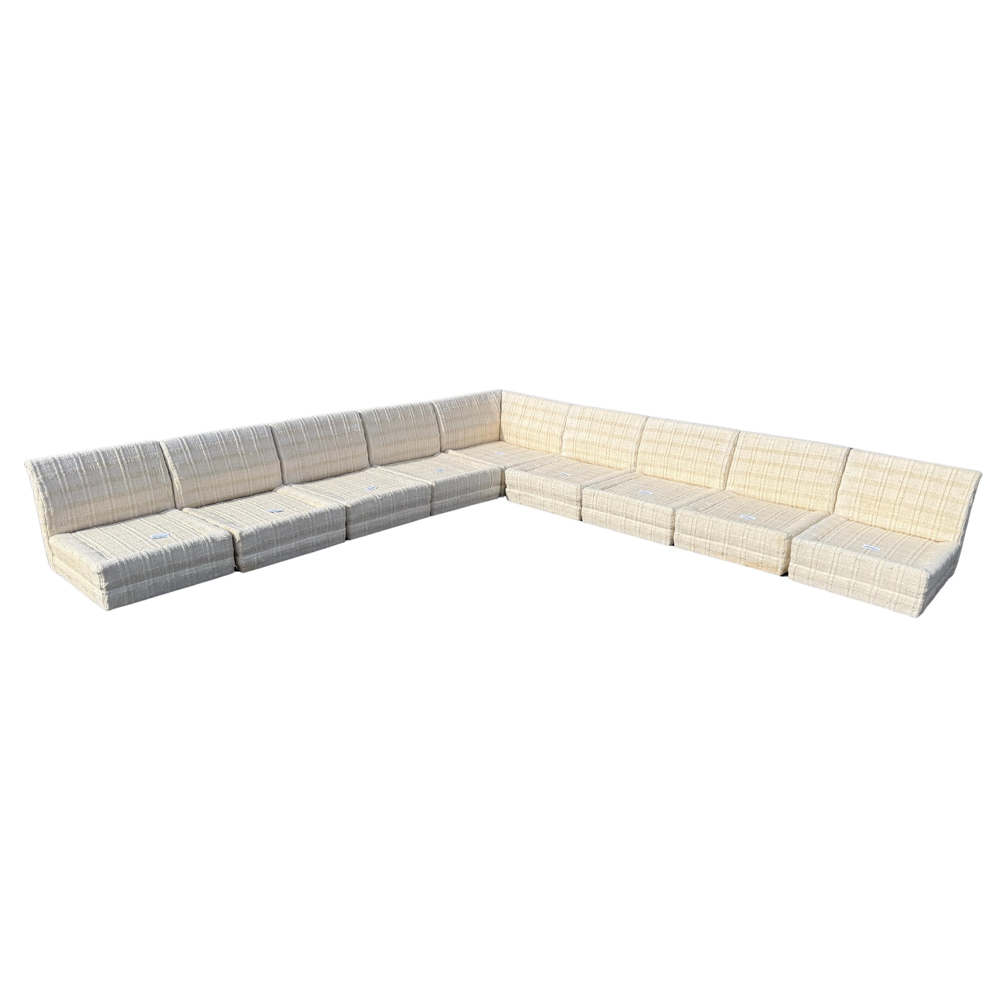 Divano componibile in cotone e lino intrecciato del Mid Century Modern di Directional. Questo divano ha una tappezzeria straordinaria, ideale per la casa al mare o per la casa al nord. Grande divano modulare a 9 sezioni. Divano molto morbido e