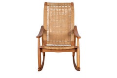 Silla mecedora tejida moderna de mediados de siglo al estilo de Hans Wegner