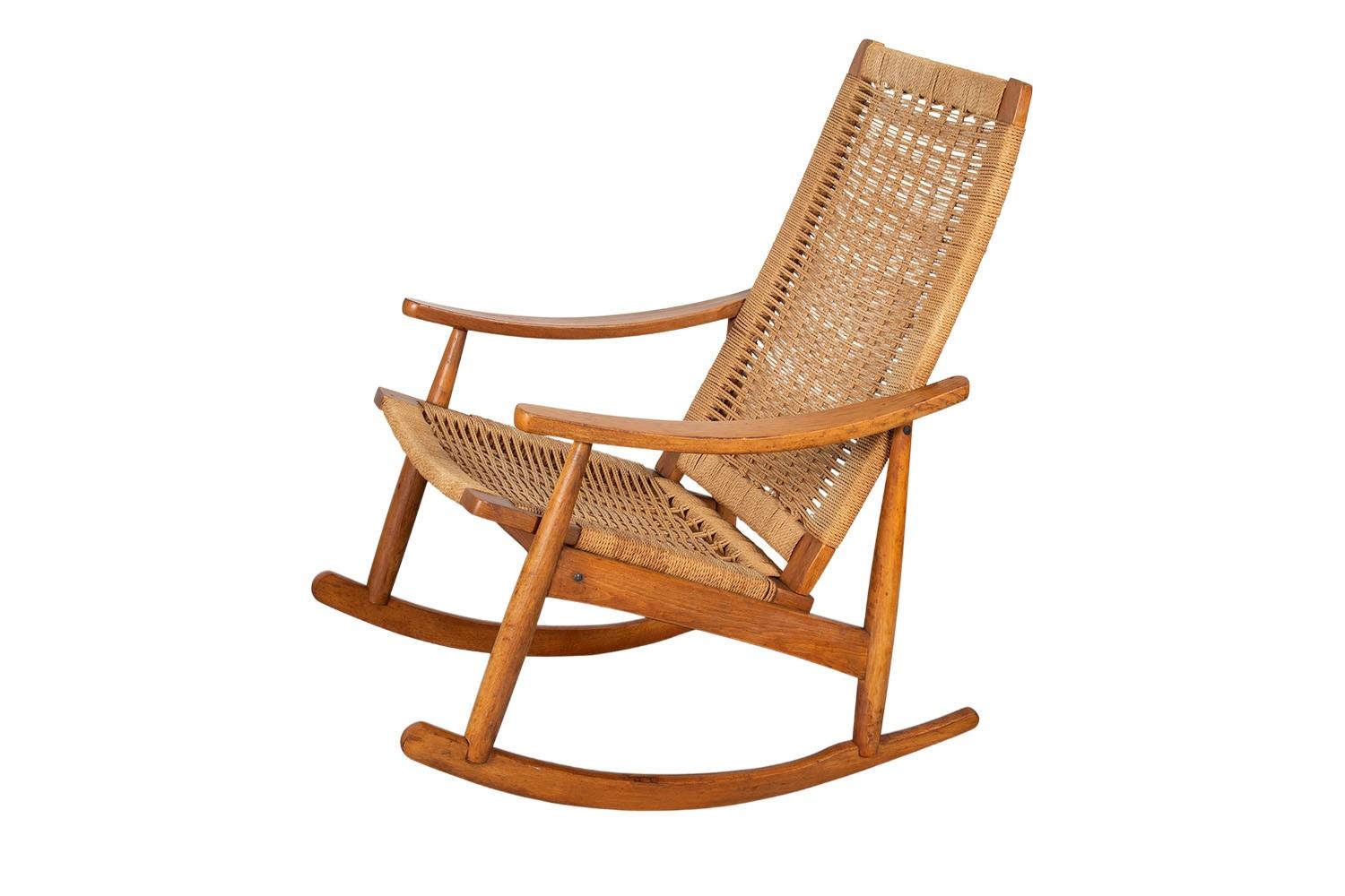 Mid-Century moderno Sedia a dondolo intrecciata moderna di metà secolo nello stile di Hans Wegner in vendita