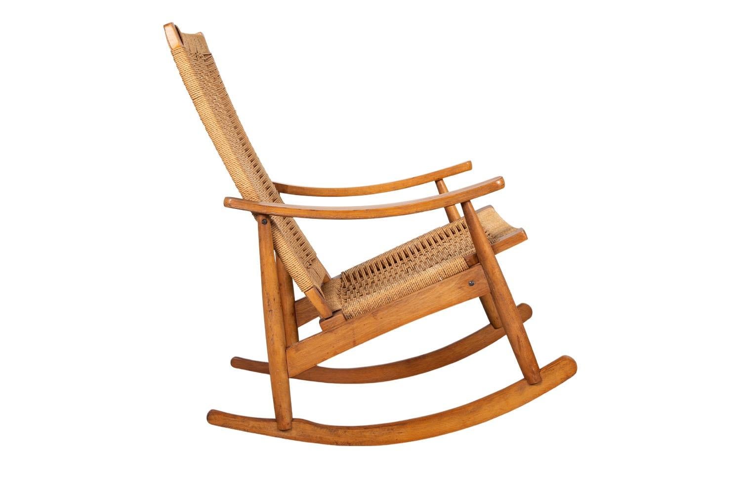 Sedia a dondolo intrecciata moderna di metà secolo nello stile di Hans Wegner In condizioni discrete in vendita a Baltimore, MD