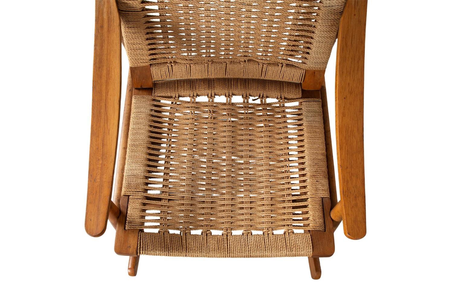 XX secolo Sedia a dondolo intrecciata moderna di metà secolo nello stile di Hans Wegner in vendita