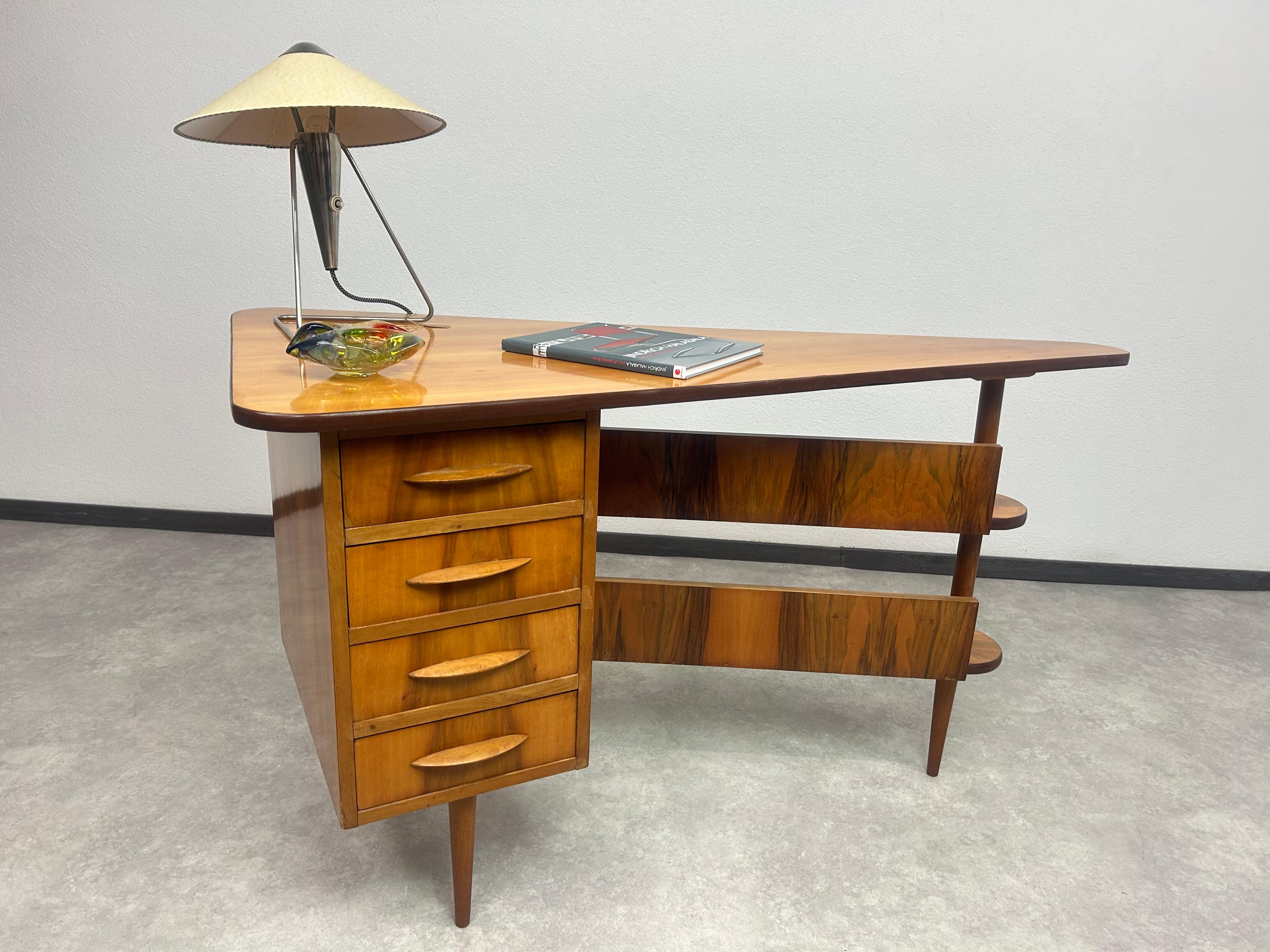 Bureau moderne du milieu du siècle en état d'origine vintage avec des signes d'utilisation. 

