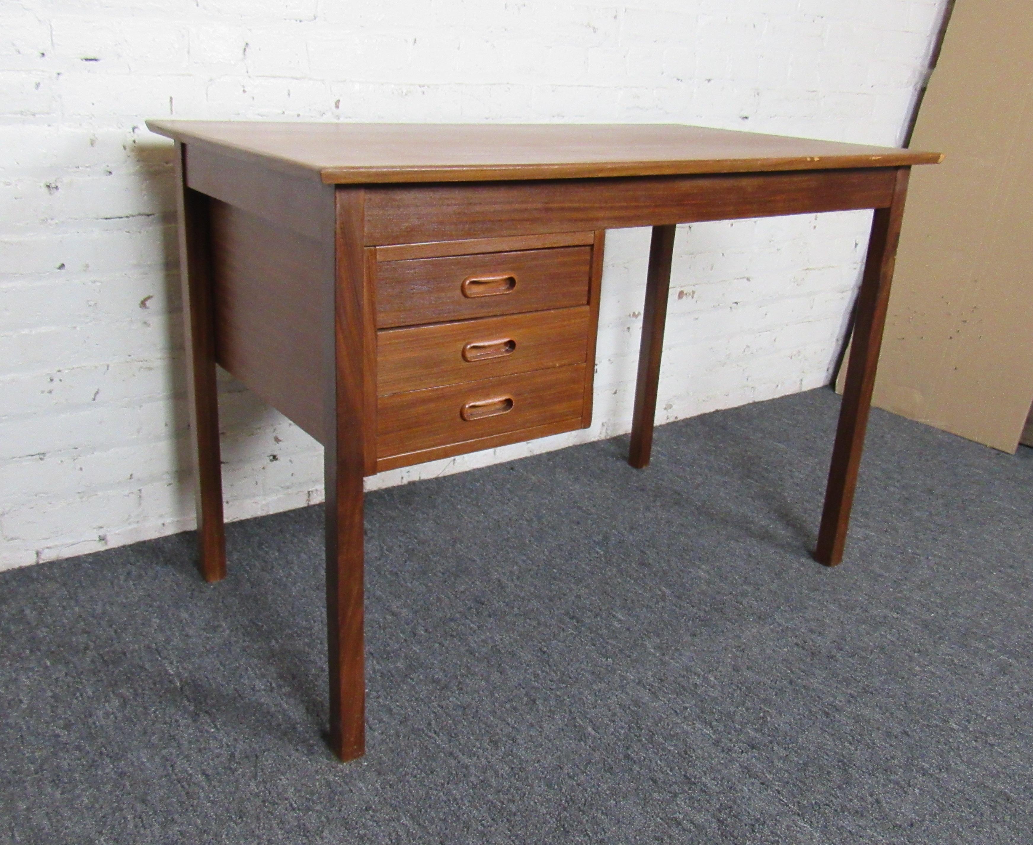 Mid-Century Modern Writing Desk In Good Condition In Brooklyn, NY