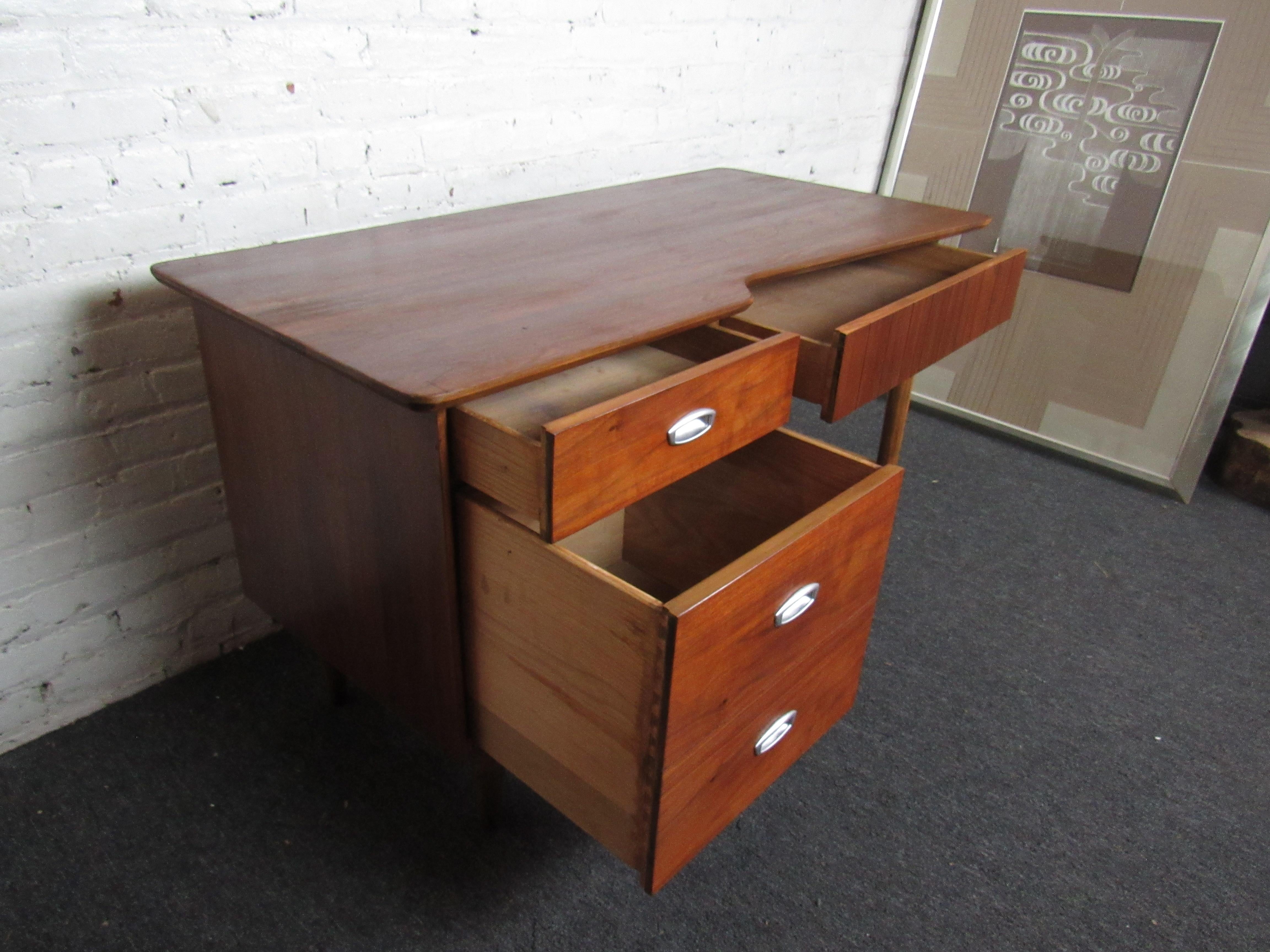 Mid-Century Modern Writing Desk In Good Condition In Brooklyn, NY