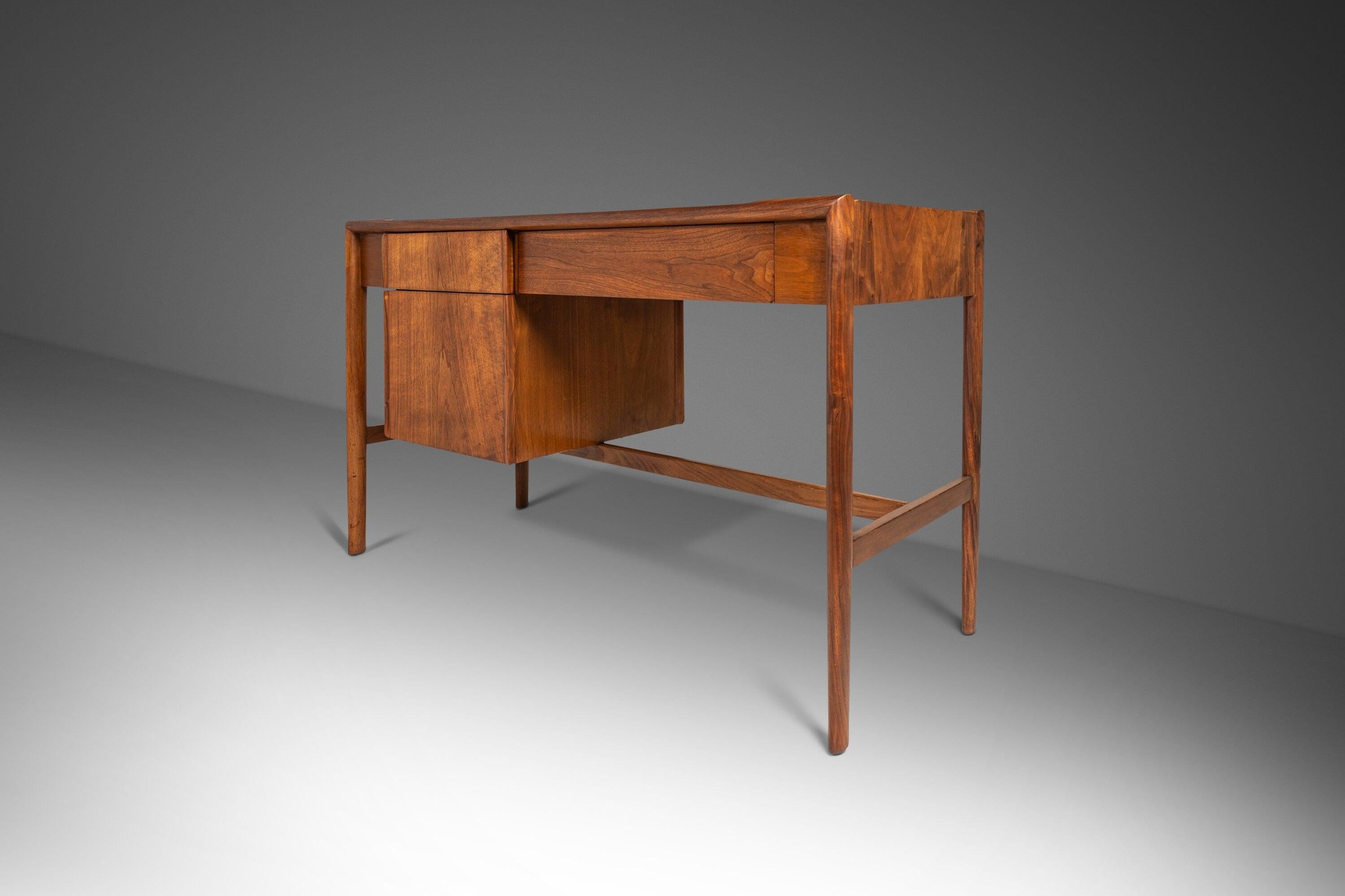 Mid-Century Modern Writing Desk in Walnut by Barney Flagg for Drexel In Good Condition In Deland, FL