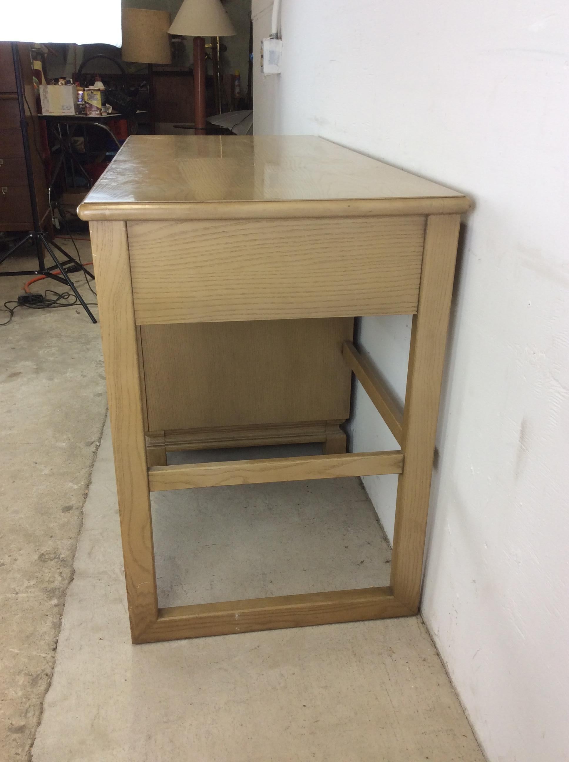 Mid Century Modern Writing Desk with 4 Drawers In Good Condition For Sale In Freehold, NJ