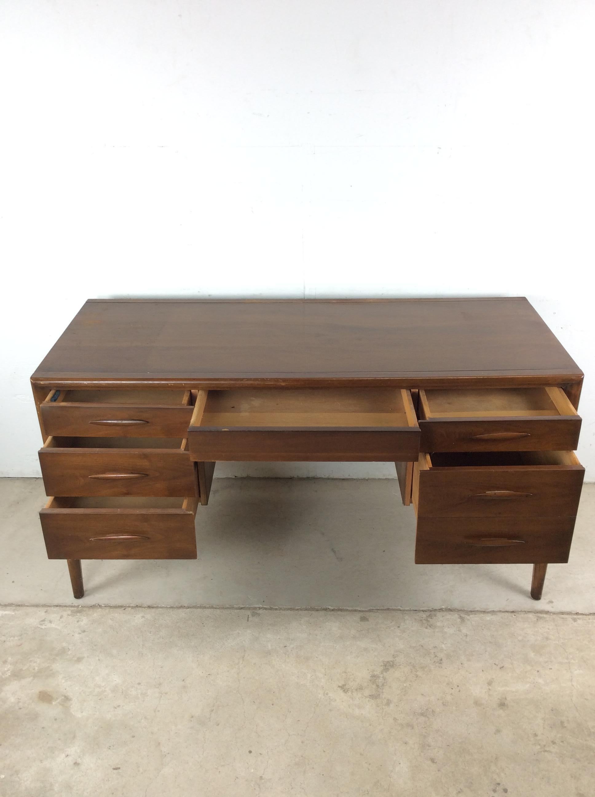 Mid Century Modern Writing Desk with Caned Back by Broyhill in vendita 6