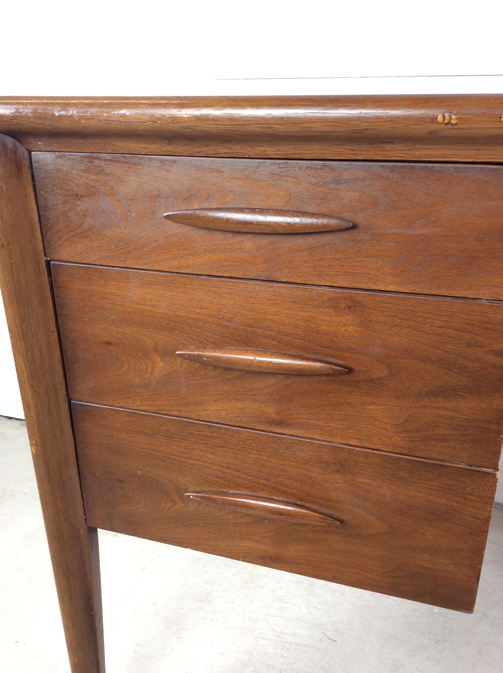 Mid Century Modern Writing Desk with Caned Back by Broyhill in vendita 8