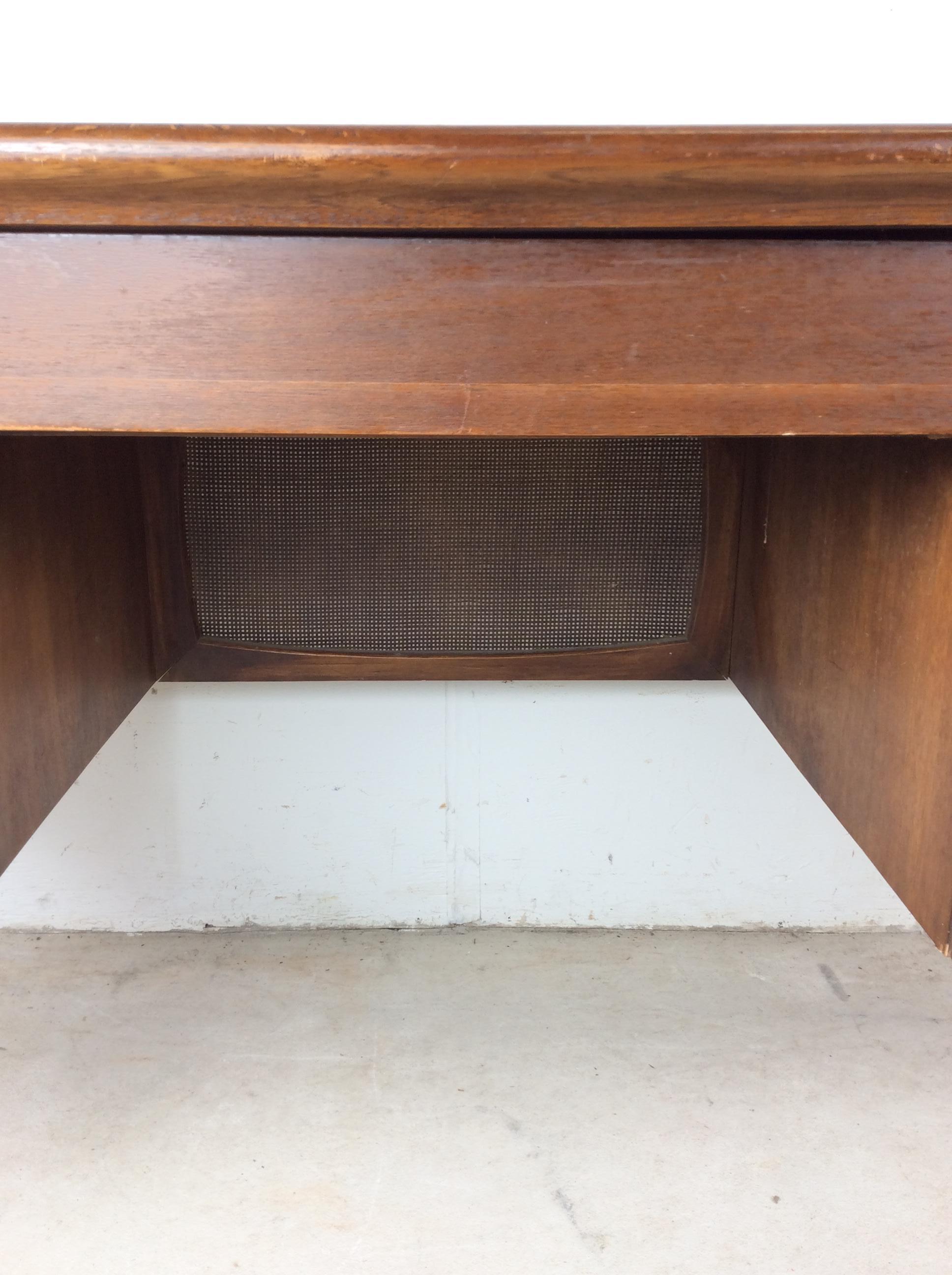 Mid Century Modern Writing Desk with Caned Back by Broyhill in vendita 9