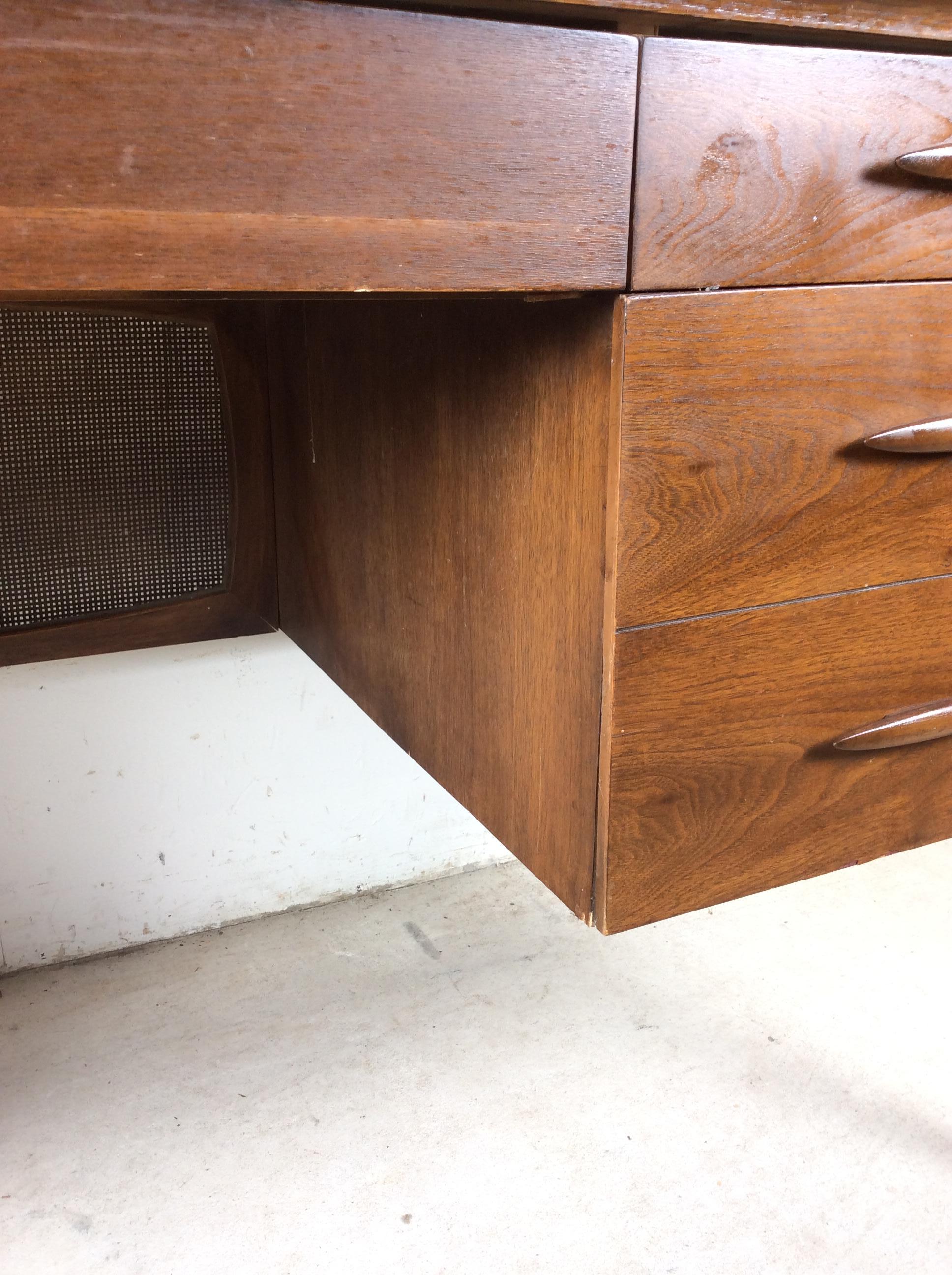 Mid Century Modern Writing Desk with Caned Back by Broyhill in vendita 10