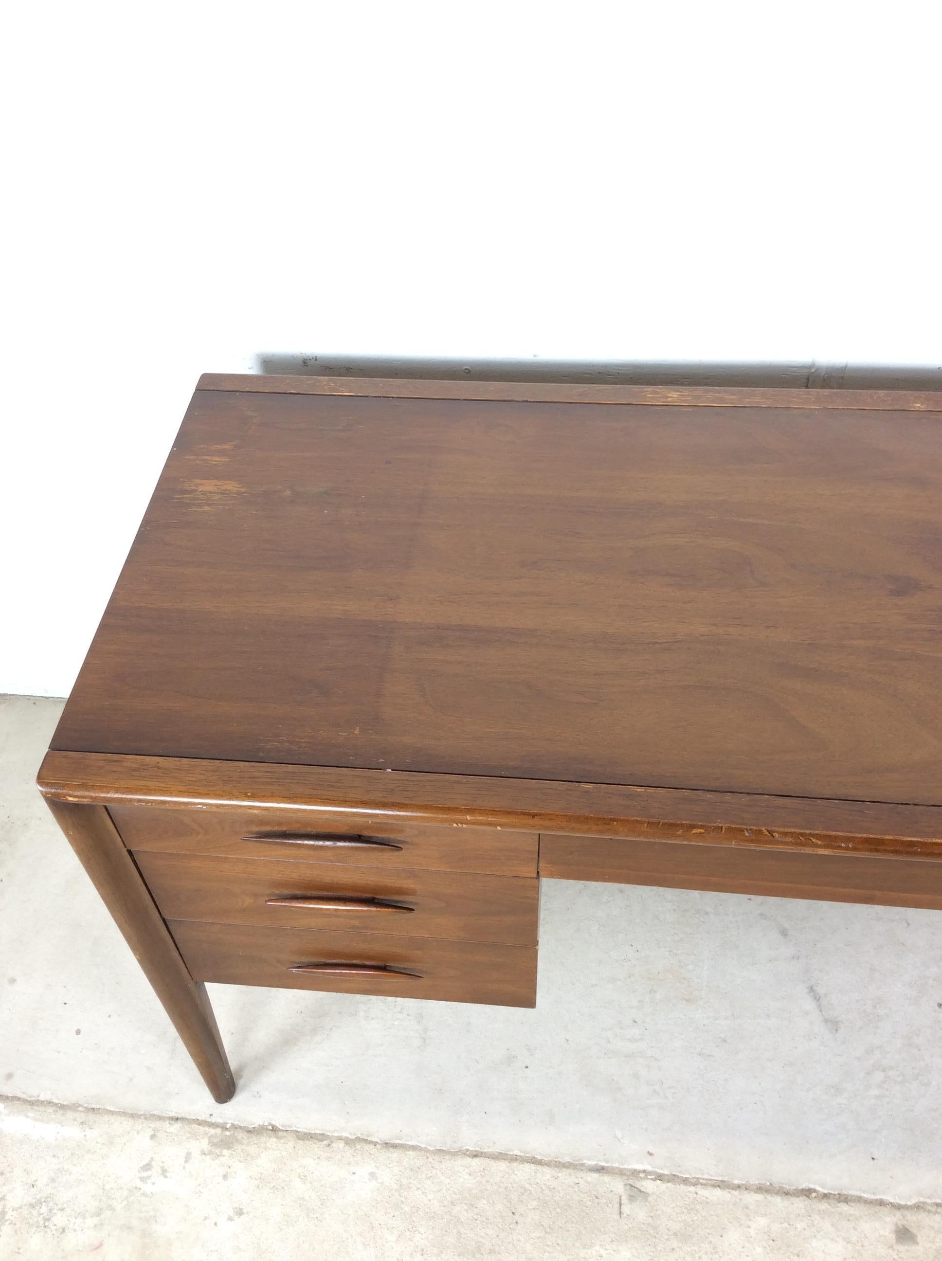Mid-Century moderno Mid Century Modern Writing Desk with Caned Back by Broyhill in vendita