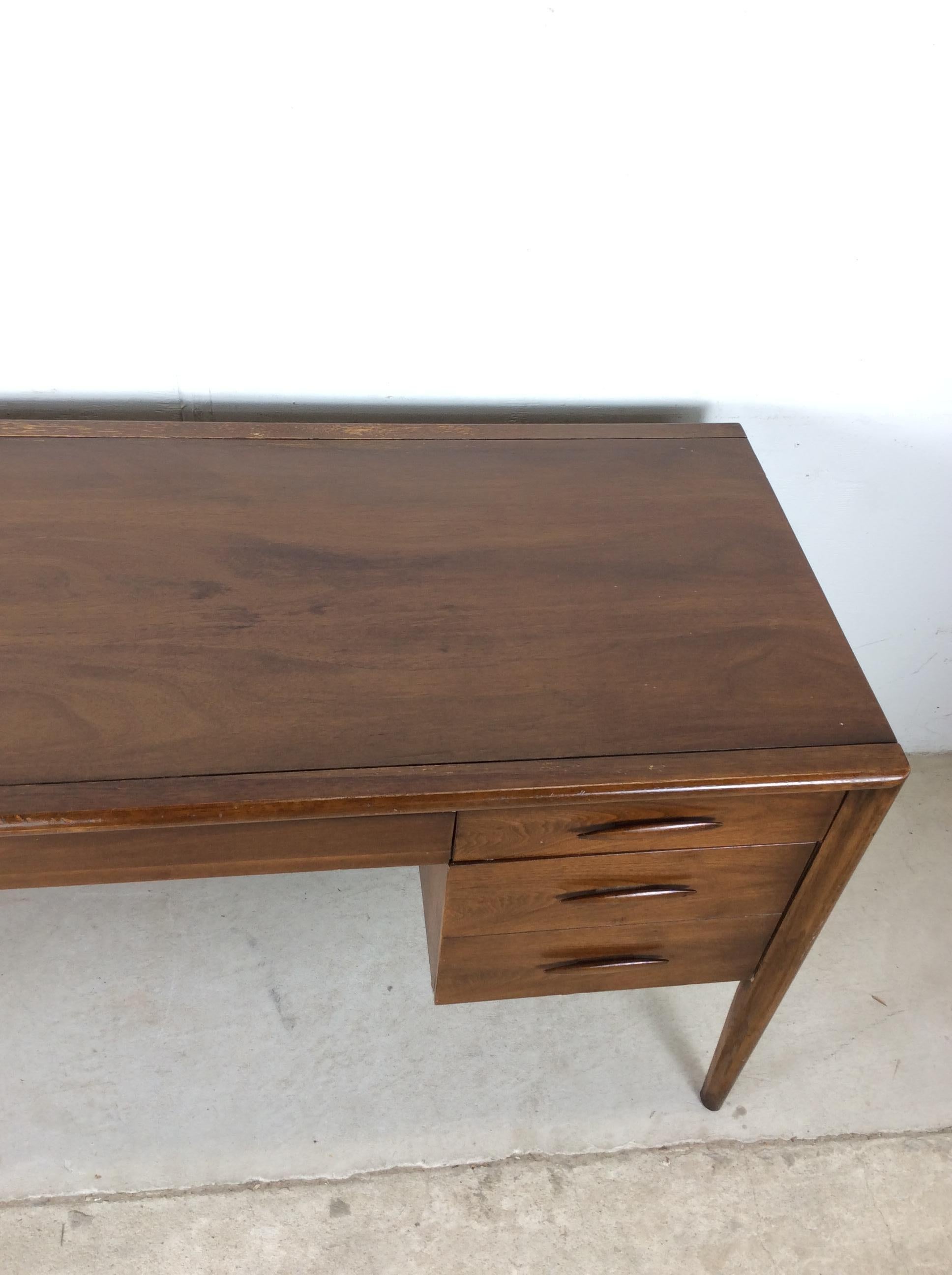 Americano Mid Century Modern Writing Desk with Caned Back by Broyhill in vendita