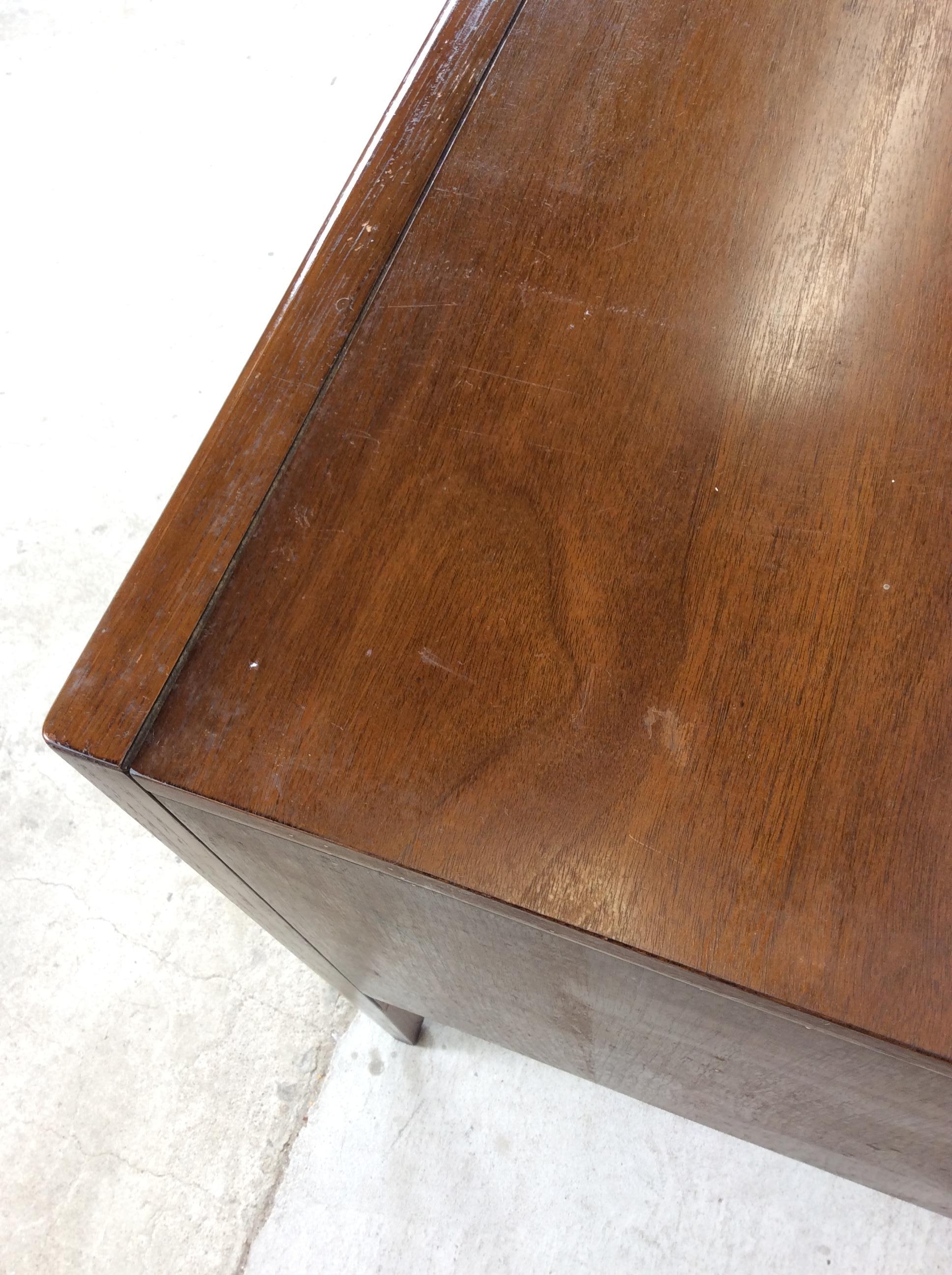 Mid Century Modern Writing Desk with Caned Back by Broyhill in vendita 2