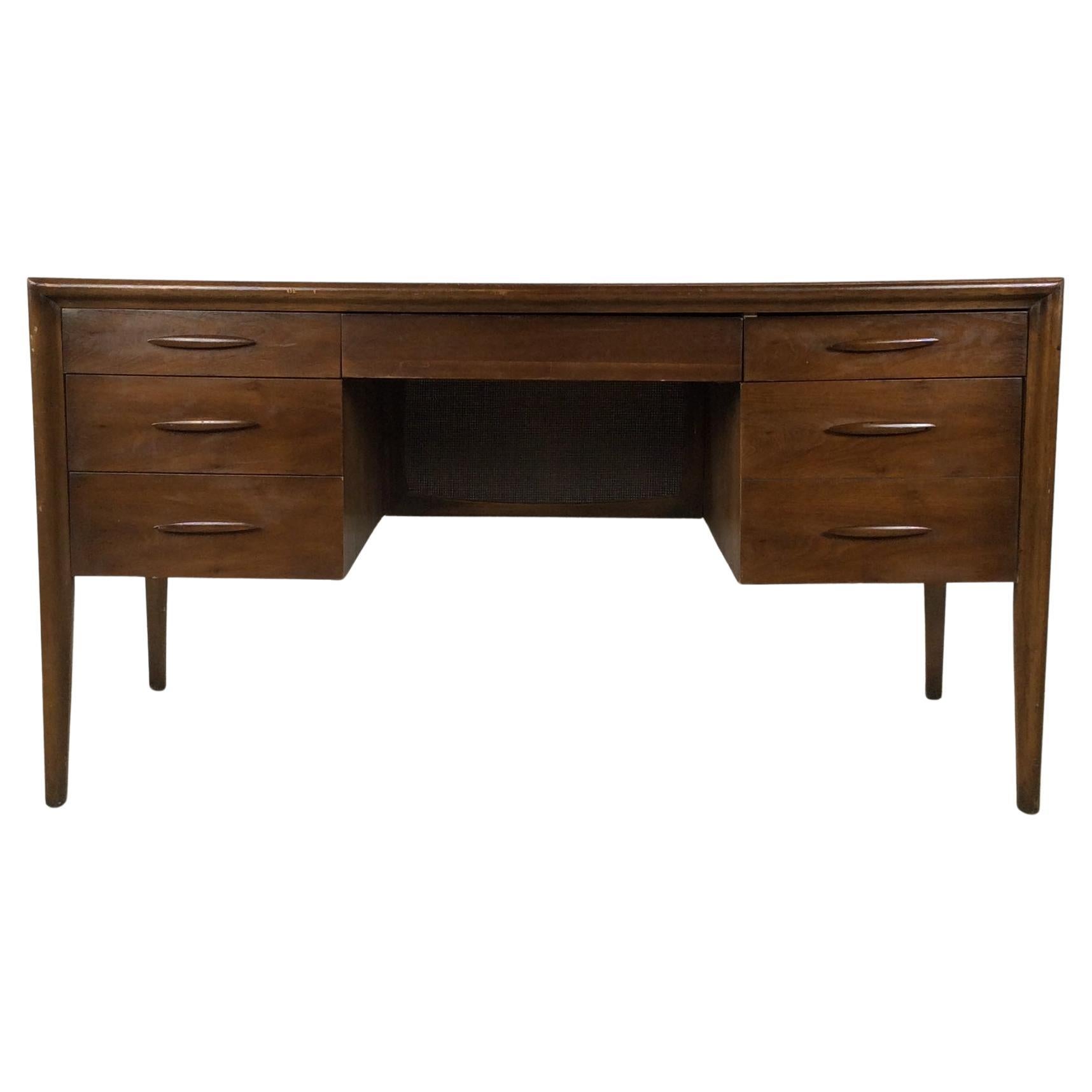 Mid Century Modern Writing Desk with Caned Back by Broyhill in vendita