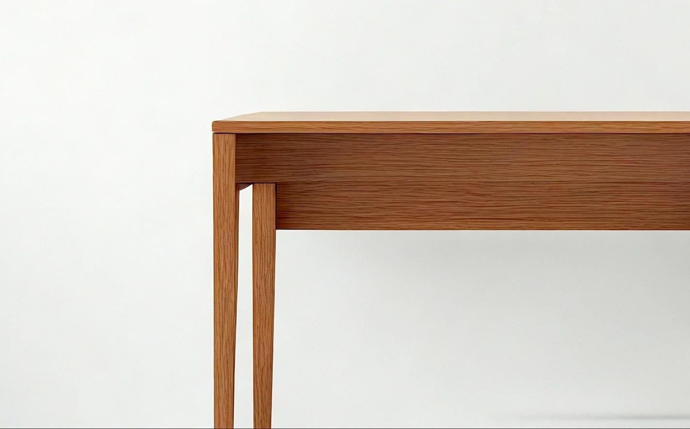 Sobrio ma sofisticato, questo scrittoio moderno di metà secolo è una graziosa fusione di semplicità e utilità. Realizzato a mano in legno massiccio di provenienza sostenibile, presenta un profilo minimalista con un unico cassetto galleggiante che