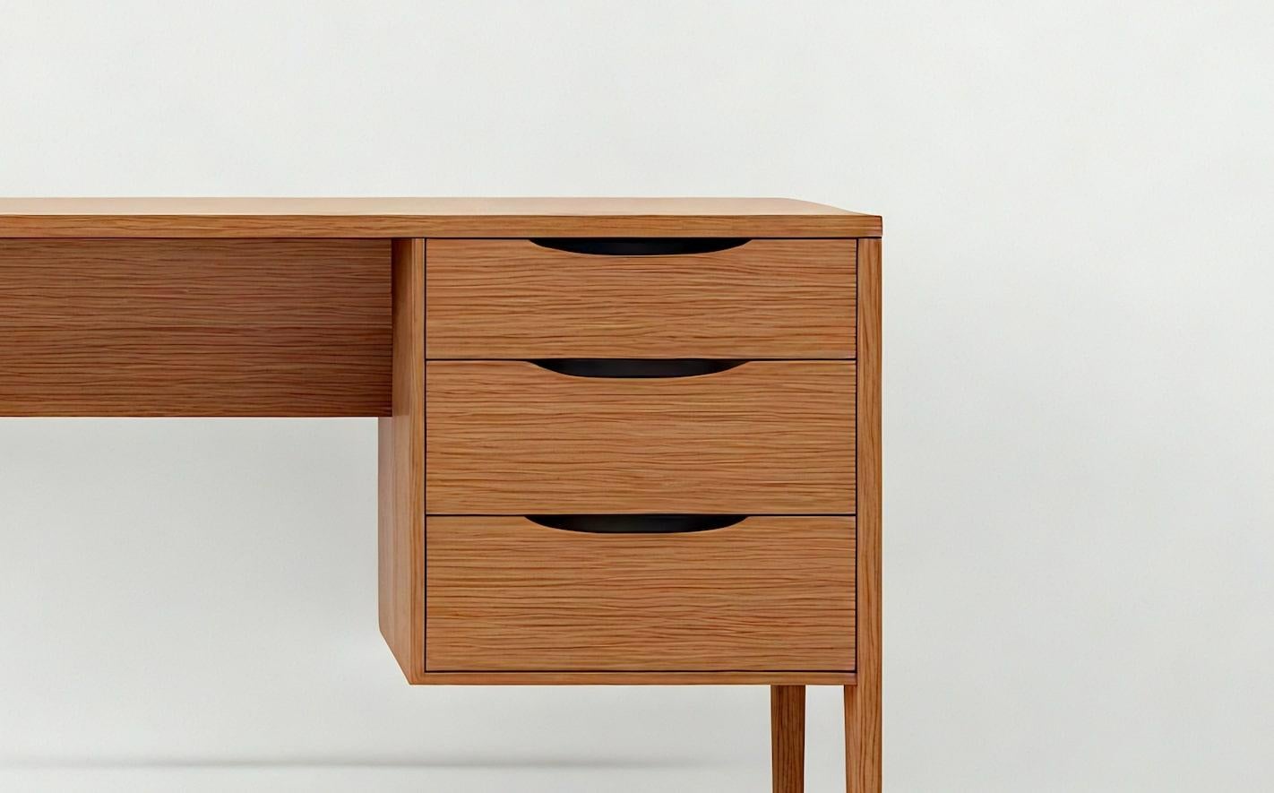 Mid-Century moderno Scrivania moderna di metà secolo con piedistallo galleggiante di Artisanal in vendita