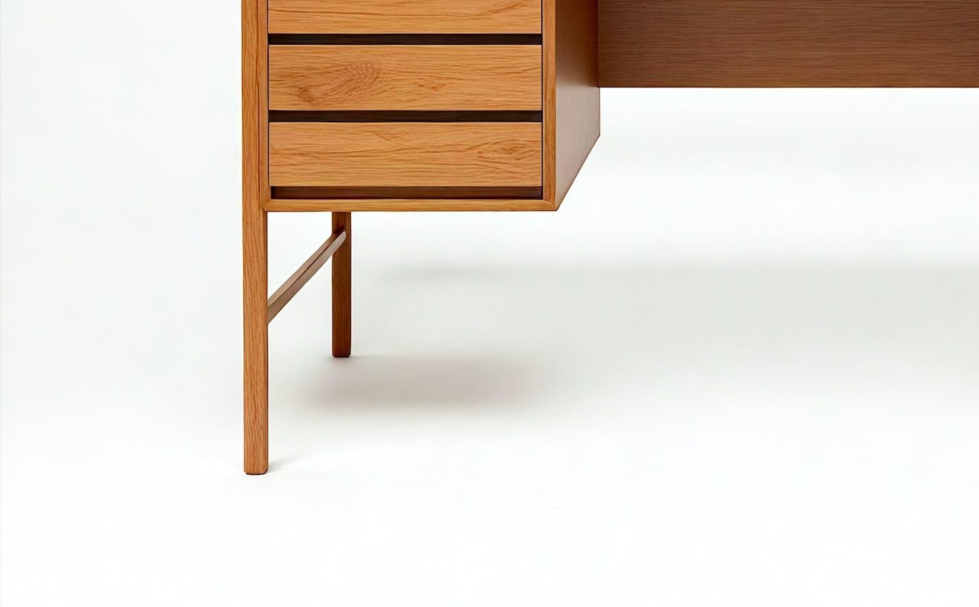 Elegante studio di equilibrio e proporzioni, questo scrittoio moderno di metà secolo realizzato a mano presenta linee pulite, dettagli precisi e un fascino senza tempo. Il suo design simmetrico a piedistallo fluttuante crea una presenza scultorea e