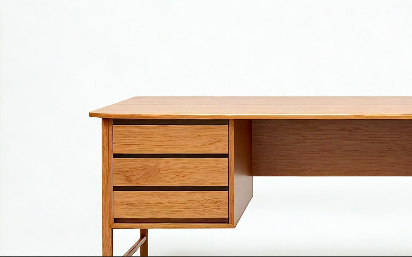 Mid-Century moderno Scrivania moderna di metà secolo con cassetti minimalisti di Artisanal in vendita
