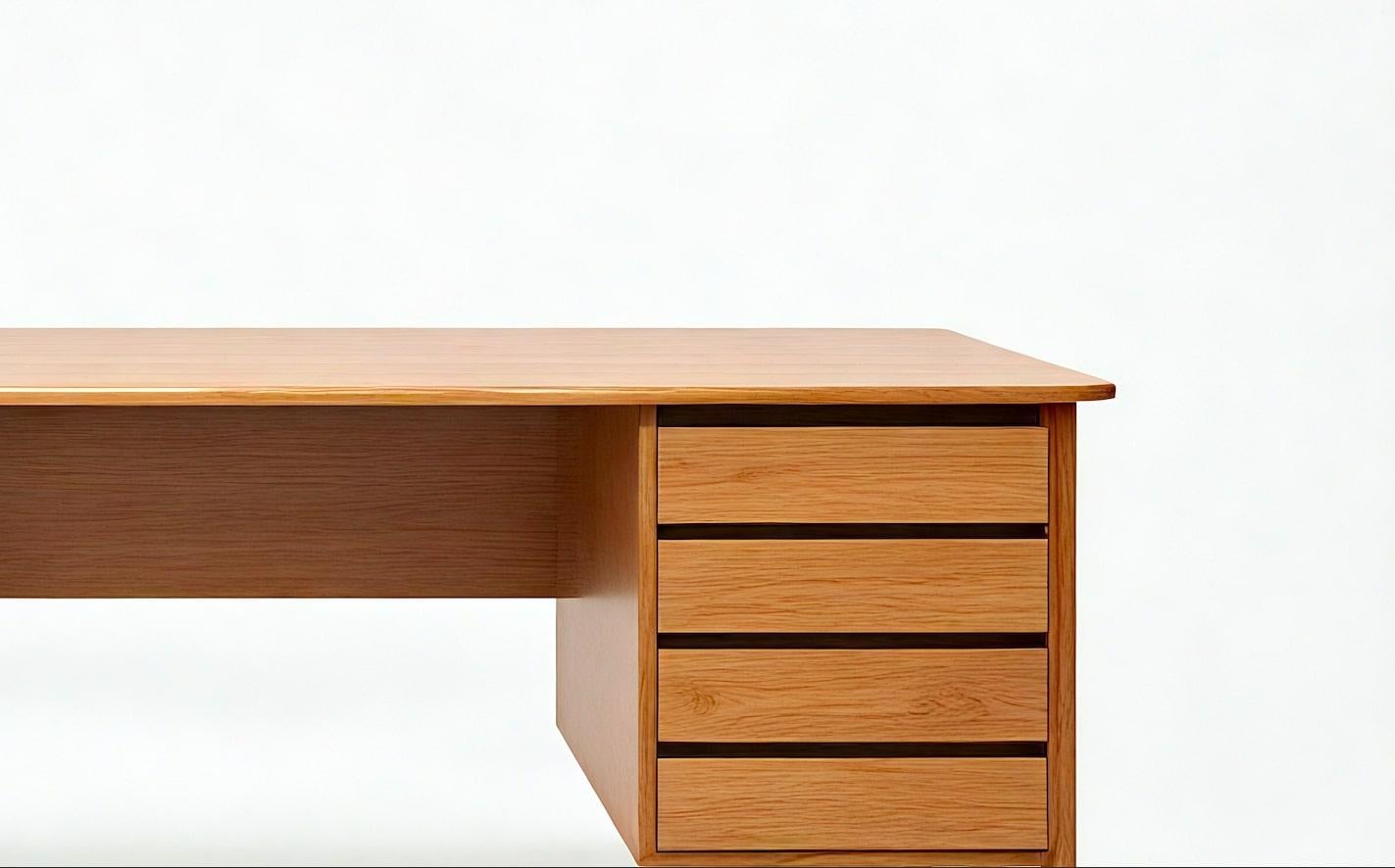 Indiano Scrivania moderna di metà secolo con cassetti minimalisti di Artisanal in vendita