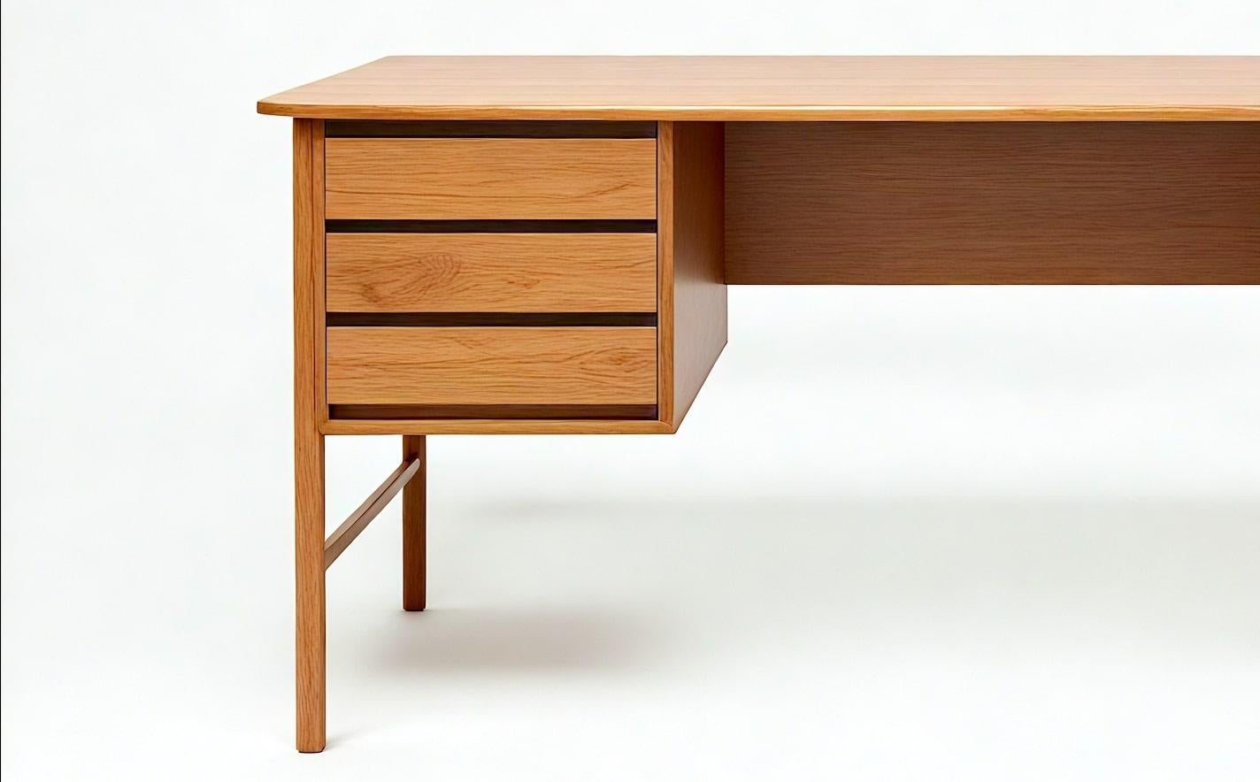 XXI secolo e contemporaneo Scrivania moderna di metà secolo con cassetti minimalisti di Artisanal in vendita