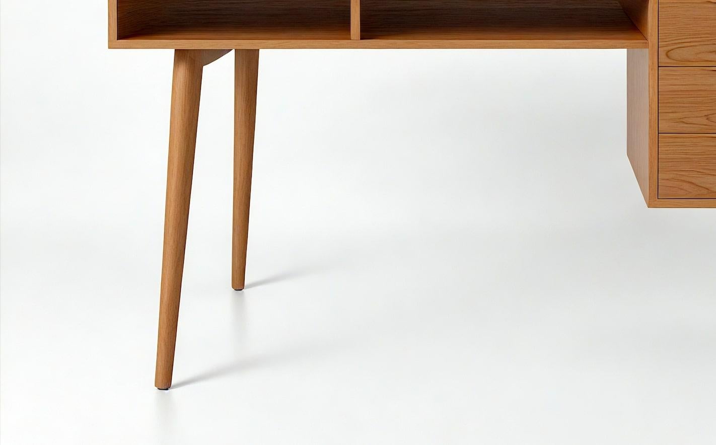 In equilibrio tra leggerezza e utilità, questa scrivania moderna di metà secolo è un raffinato elemento essenziale per lo spazio di lavoro contemporaneo. Realizzato a mano con precisione, il suo design asimmetrico abbina un piedistallo fluttuante a