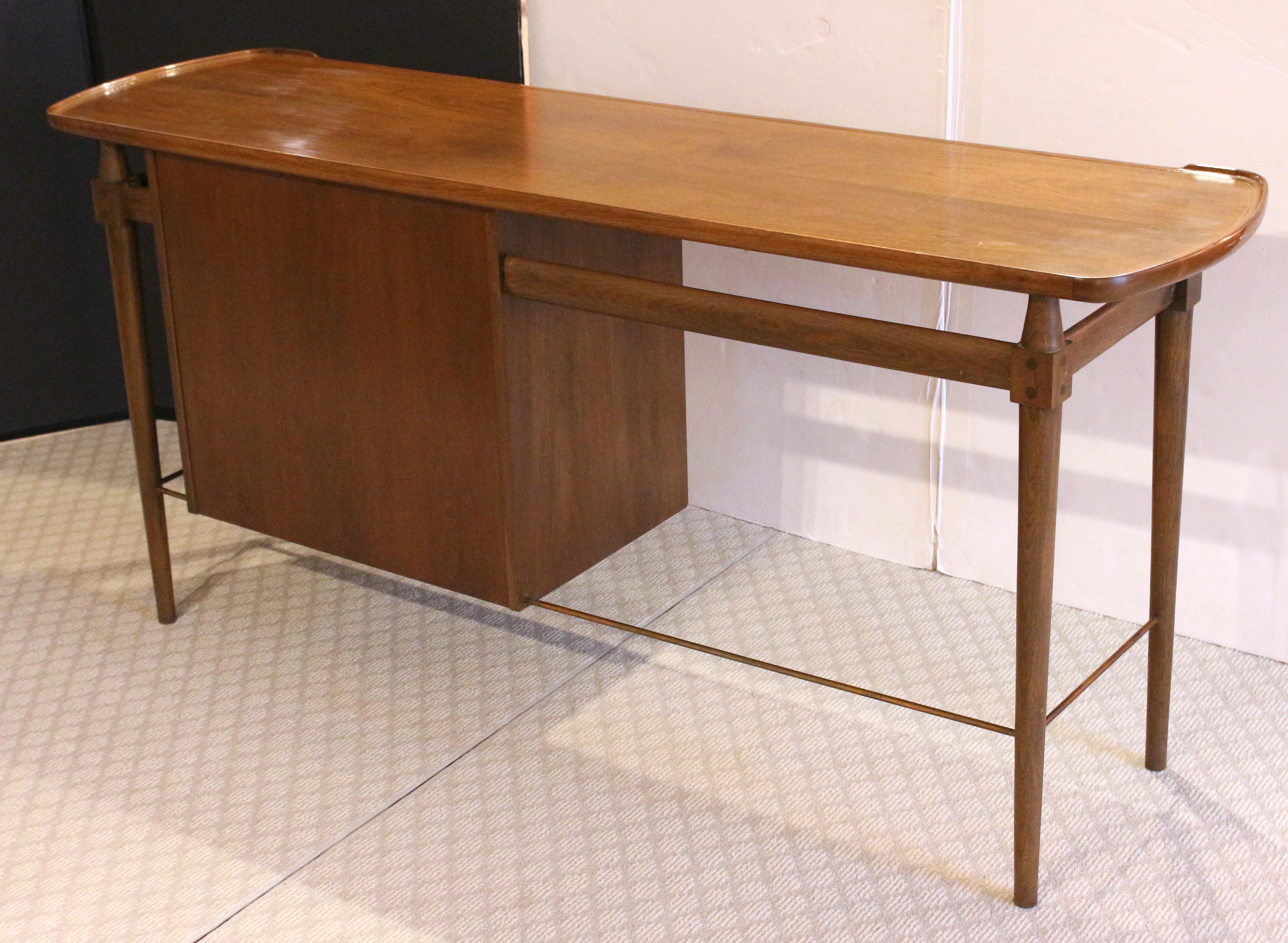 Mid Century Modern Writing Table Desk, American, c.1960s For Sale 1