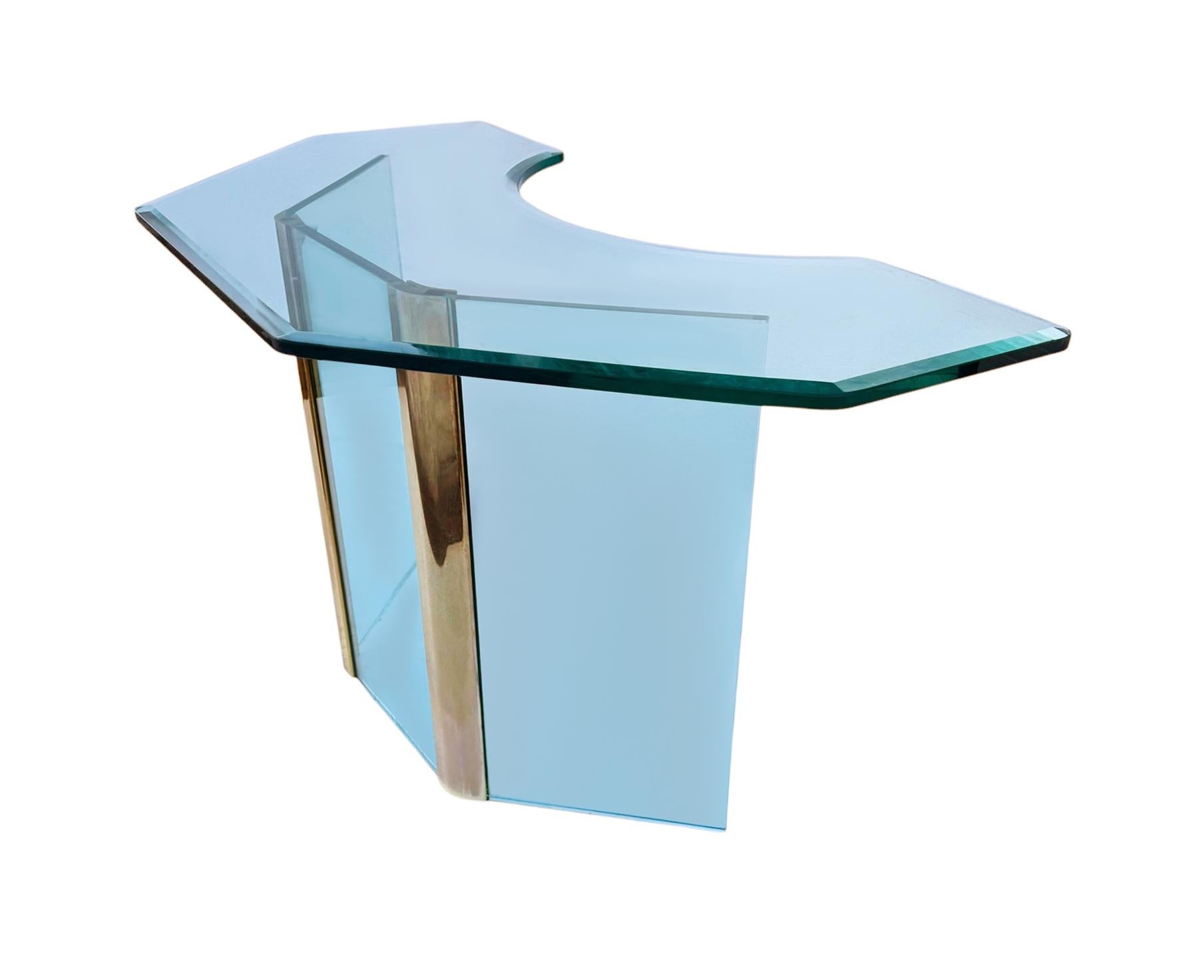 Moderner Schreibtisch oder Schreibtisch aus der Mitte des Jahrhunderts von Leon Rosen für Pace aus Messing und Glas (amerikanisch) im Angebot