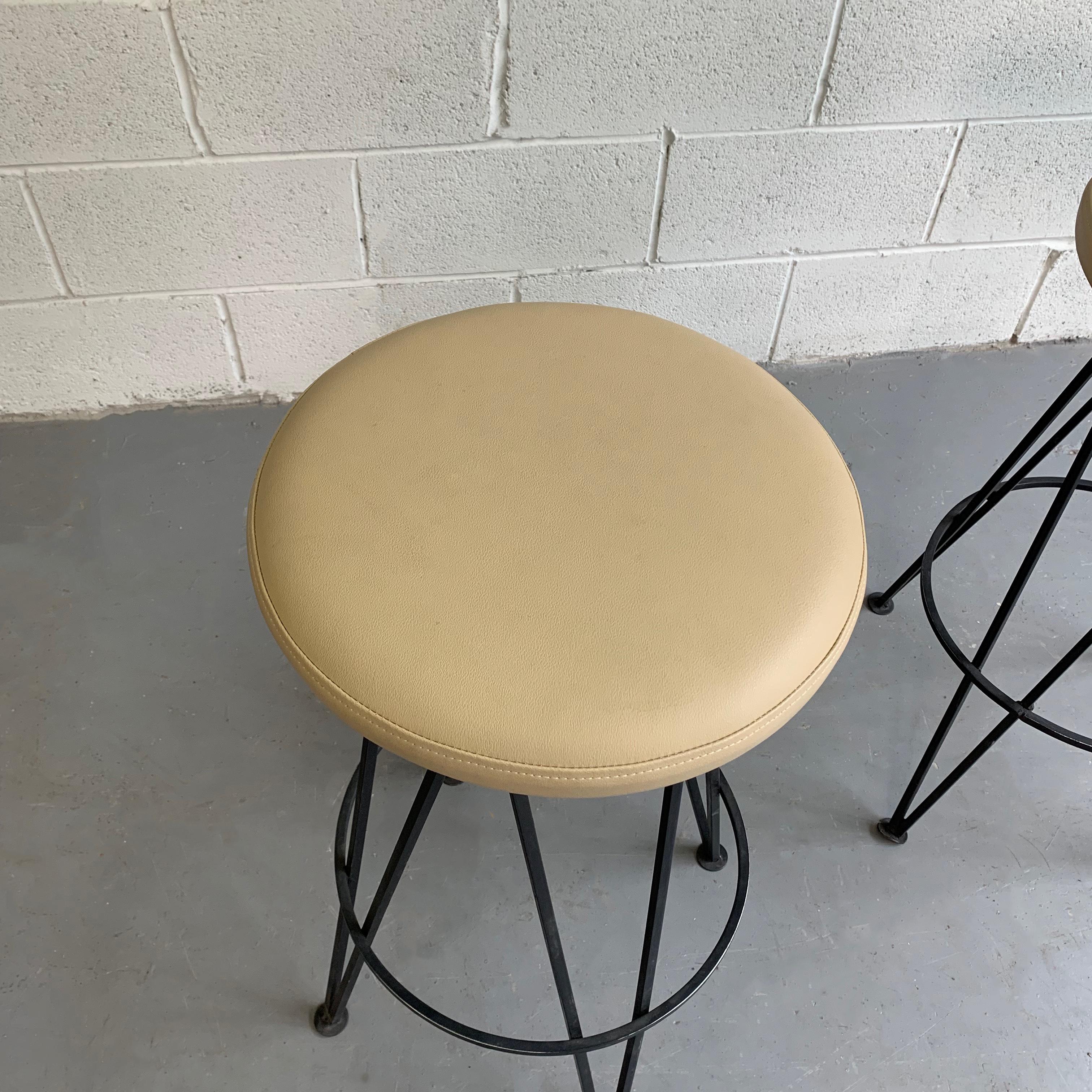 Mid-Century Modern Wrought Iron Bar Stools In Good Condition In Brooklyn, NY