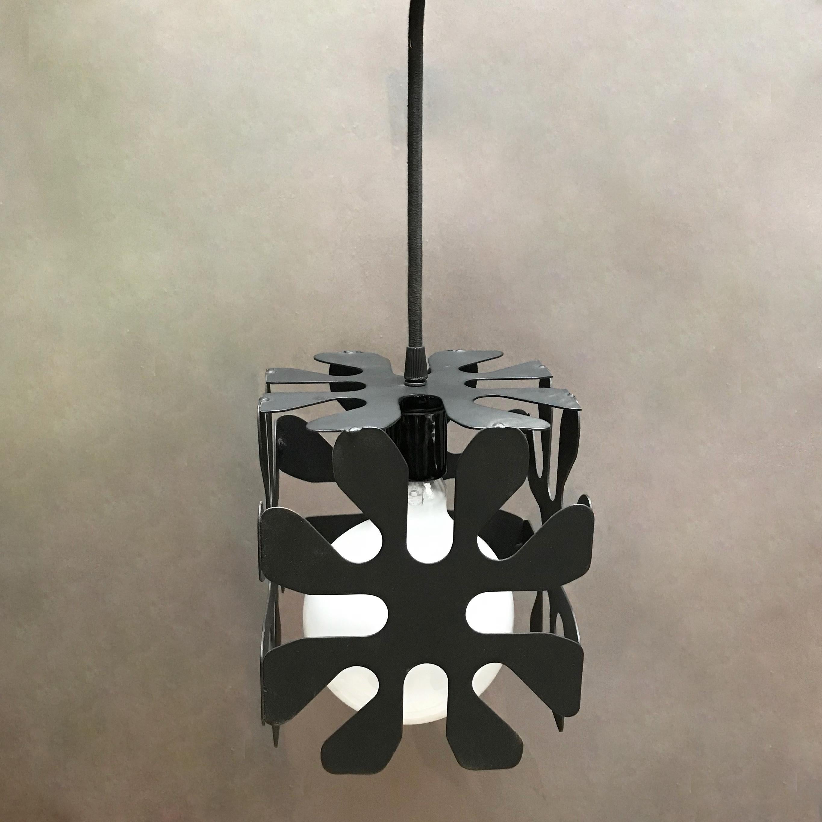 Mid-Century Modern Wrought Iron Cubed Flower Pendant Light In Good Condition For Sale In Brooklyn, NY