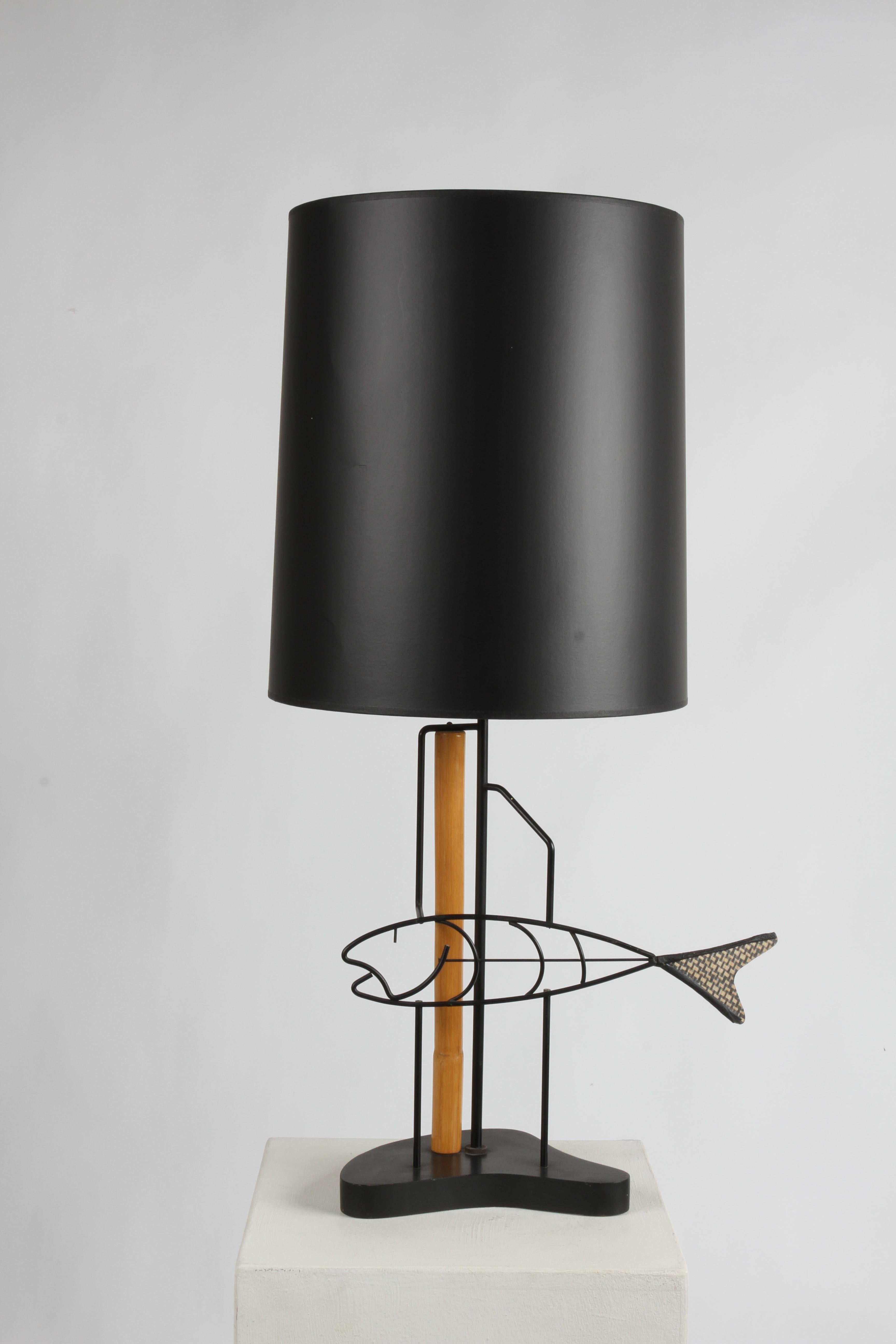Mid-Century Modern Frederic Weinberg Stil schwarz schmiedeeisernen Fisch-Lampe, mit Fiberglas Schwanz, der Schuppen ähnelt, mit Bambus-Unterstützung & endgültig auf Holz biomorphen Basis. Ohne schwarzen Farbton. Sehr guter Zustand, geringe
