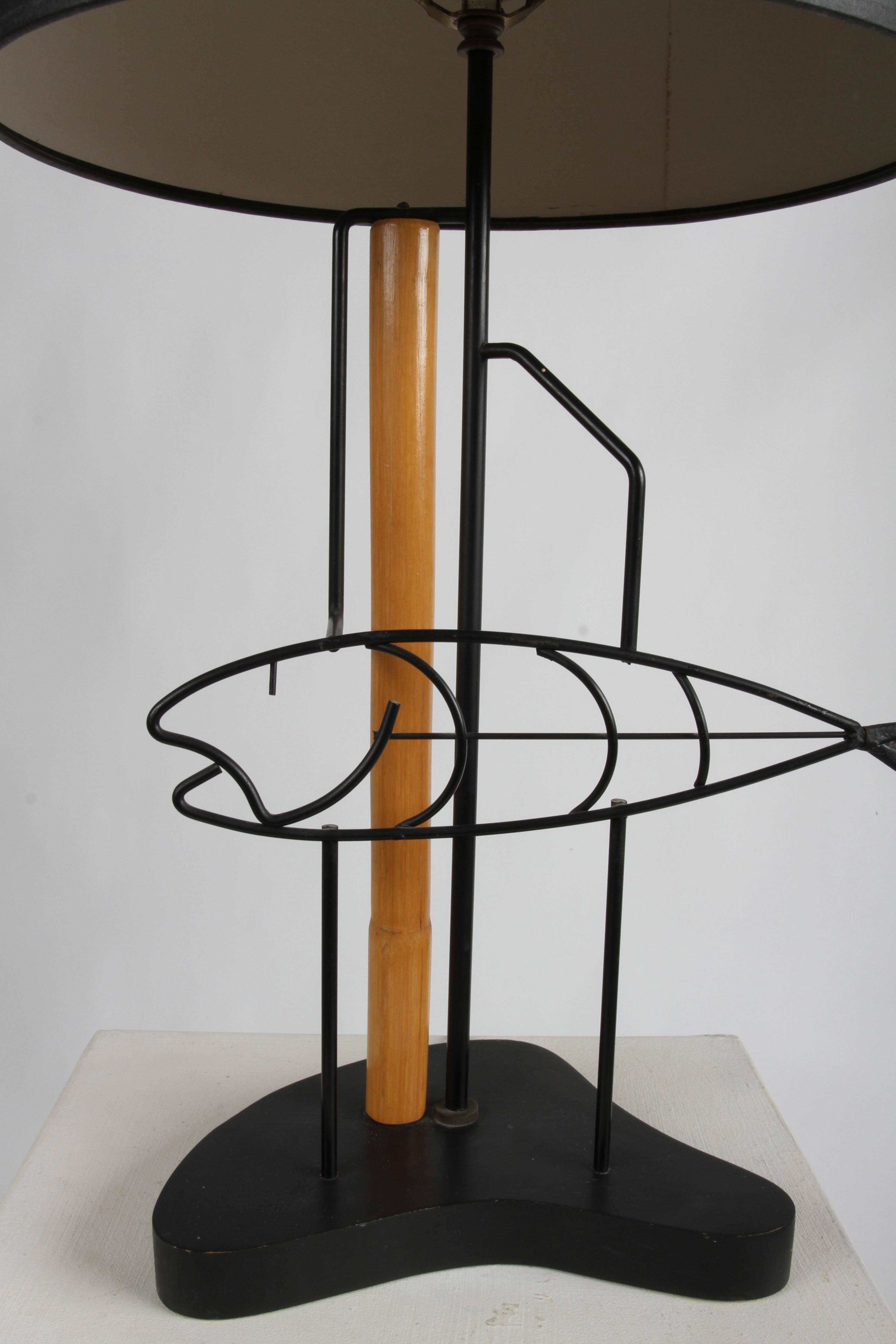 Schmiedeeiserne Fisch-Tischlampe aus Bambus auf biomorphem Sockel, Moderne der Mitte des Jahrhunderts im Angebot 3
