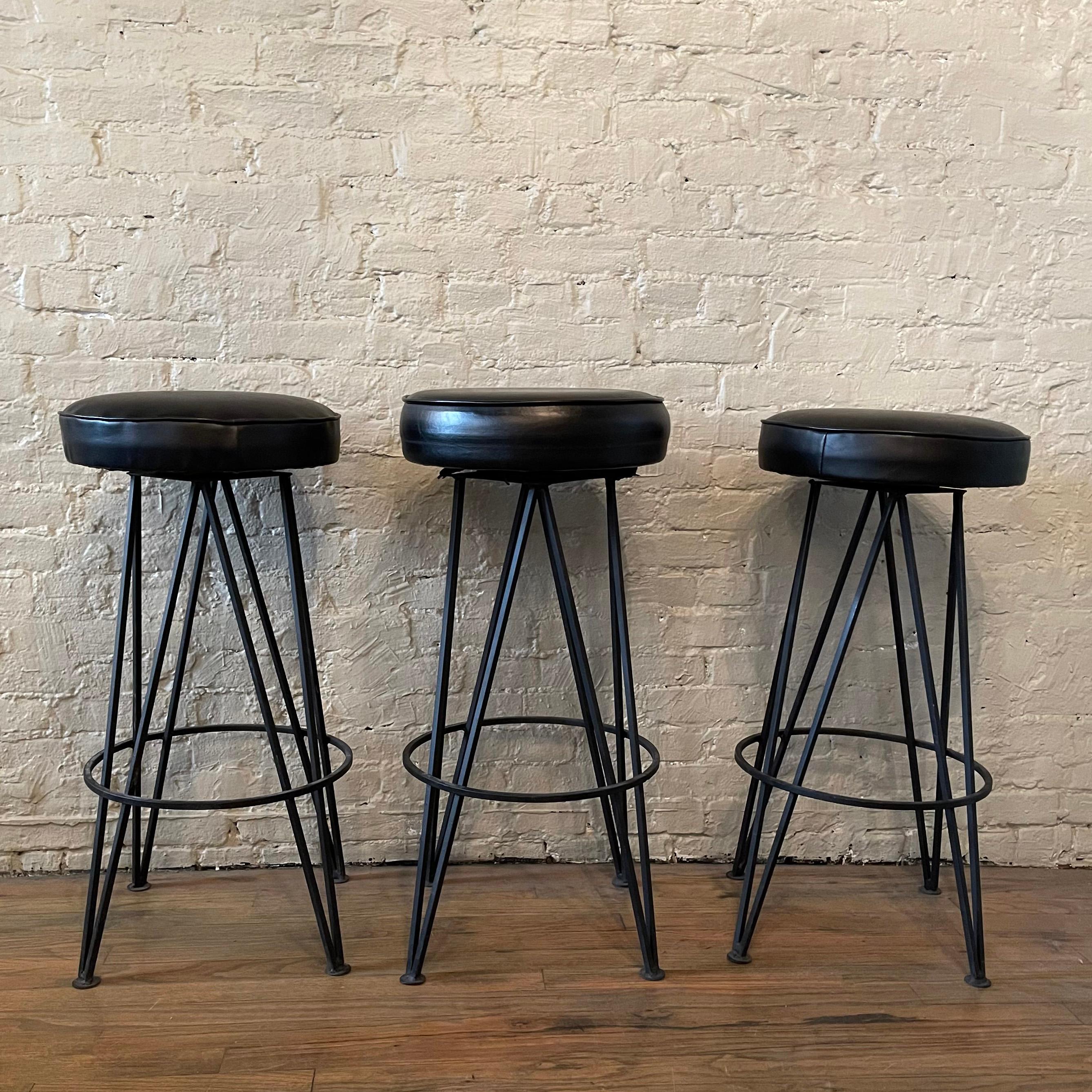 Mid-Century Modern Wrought Iron Hairpin Bar Stools In Good Condition For Sale In Brooklyn, NY