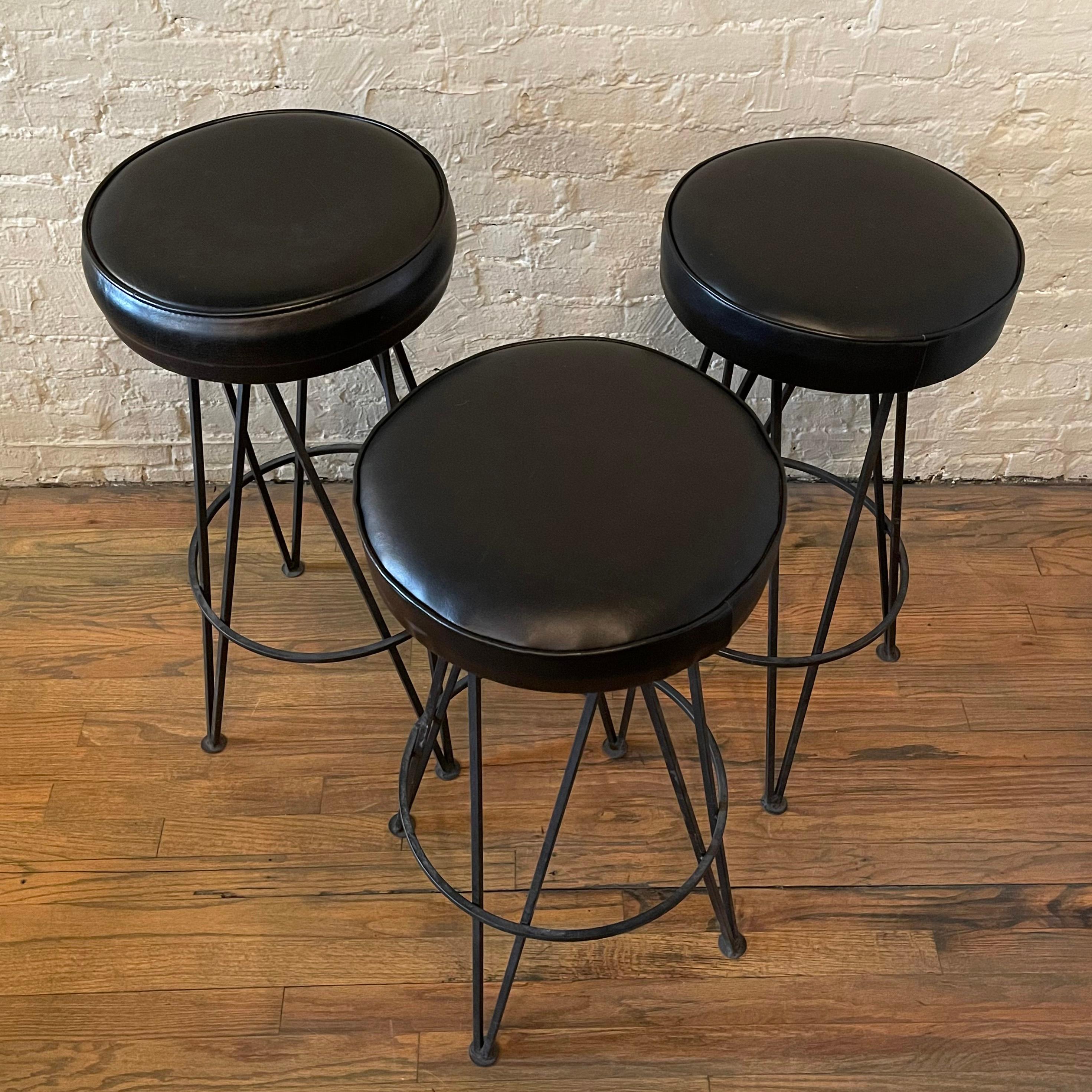 Mid-Century Modern Wrought Iron Hairpin Bar Stools In Good Condition For Sale In Brooklyn, NY