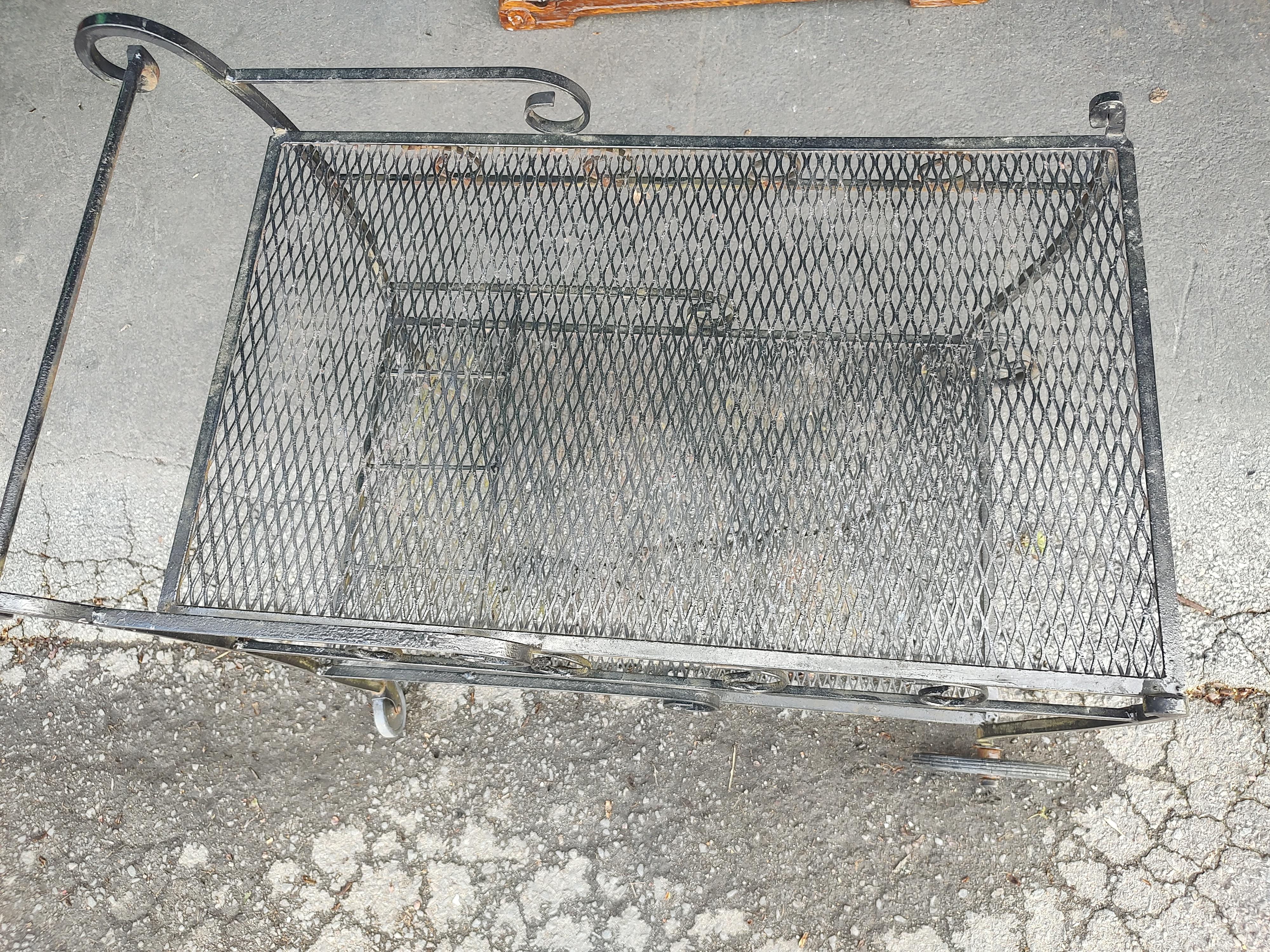 Mid Century Modern Wrought Iron Outdoor Bar Cart mit Schnapsflaschenhalterung (Stahl)
