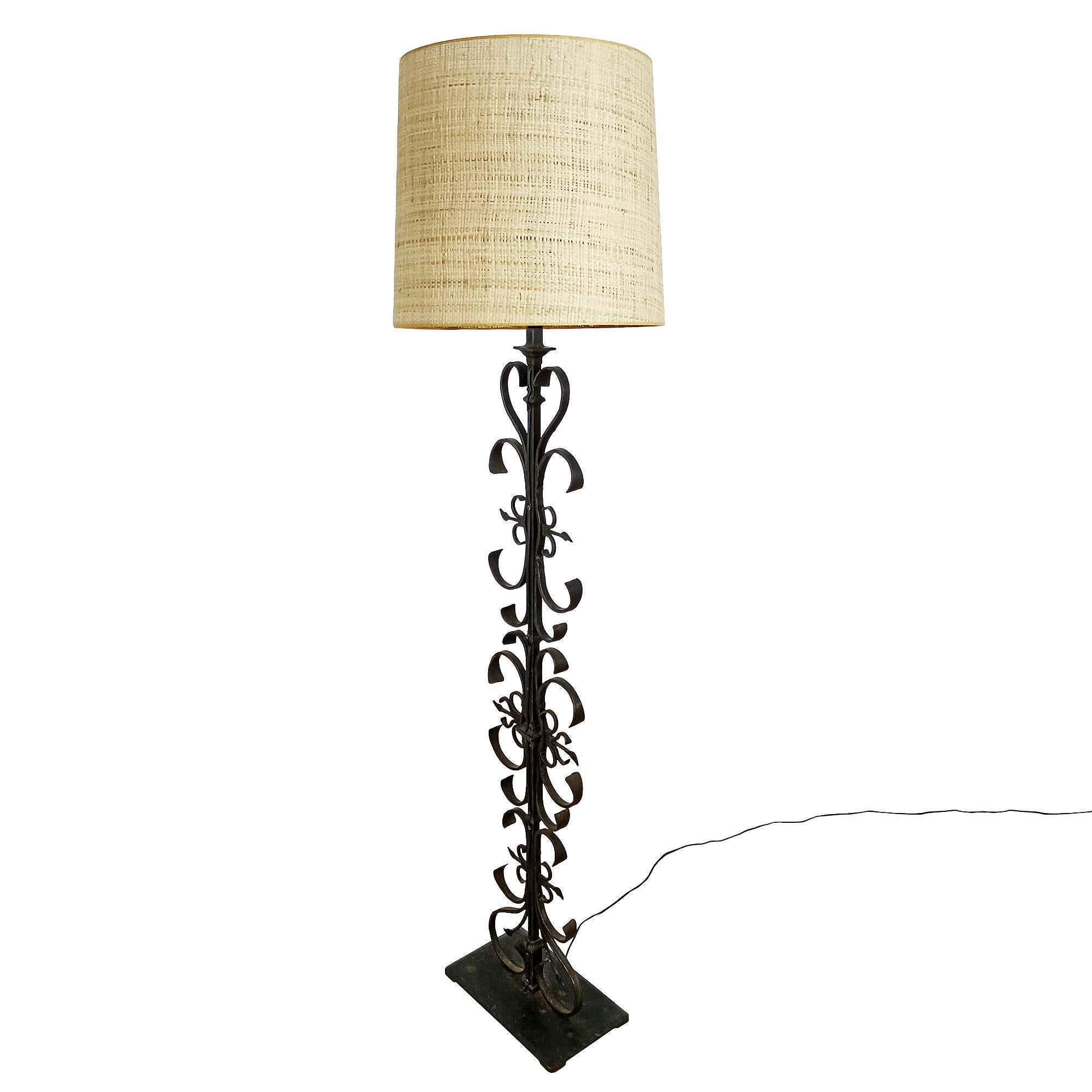 Stehlampe aus Schmiedeeisen, sehr hohe Qualität und gute Verarbeitung. Doppeltes Beleuchtungssystem.  Lampenschirm aus Raffia.
Spanien, 1950.

 