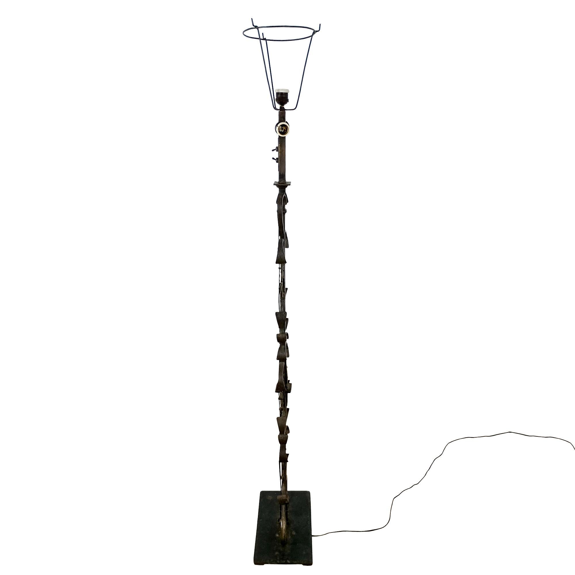 Moderne schmiedeeiserne Stehlampe aus der Mitte des Jahrhunderts – Spanien 1950 im Zustand „Gut“ im Angebot in Girona, Girona