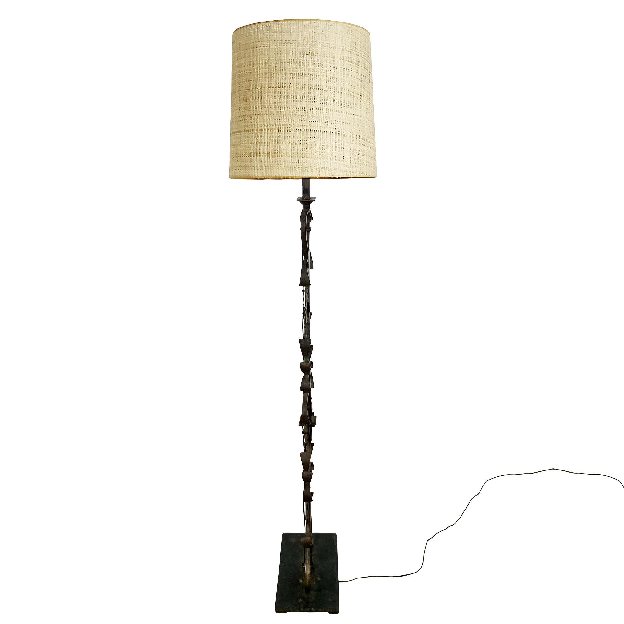 Moderne schmiedeeiserne Stehlampe aus der Mitte des Jahrhunderts – Spanien 1950 (Moderne der Mitte des Jahrhunderts) im Angebot