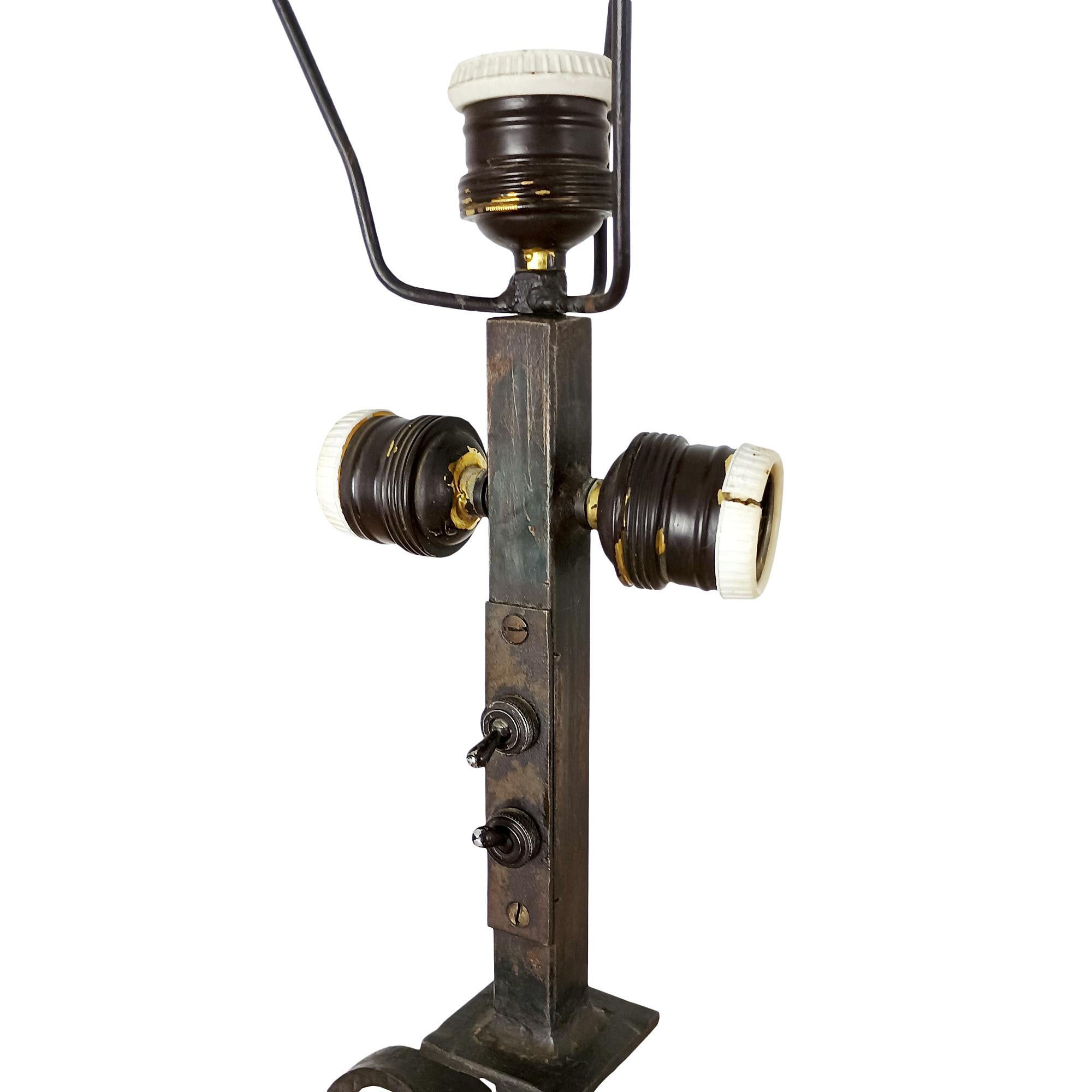 Moderne schmiedeeiserne Stehlampe aus der Mitte des Jahrhunderts – Spanien 1950 (20. Jahrhundert) im Angebot