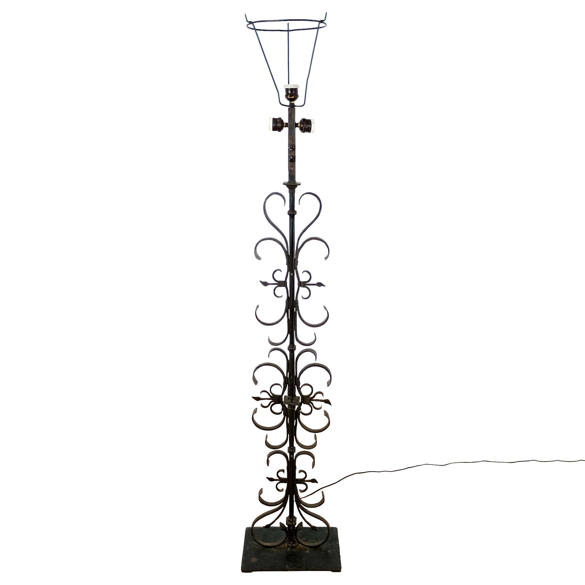 Moderne schmiedeeiserne Stehlampe aus der Mitte des Jahrhunderts – Spanien 1950 (Spanisch) im Angebot