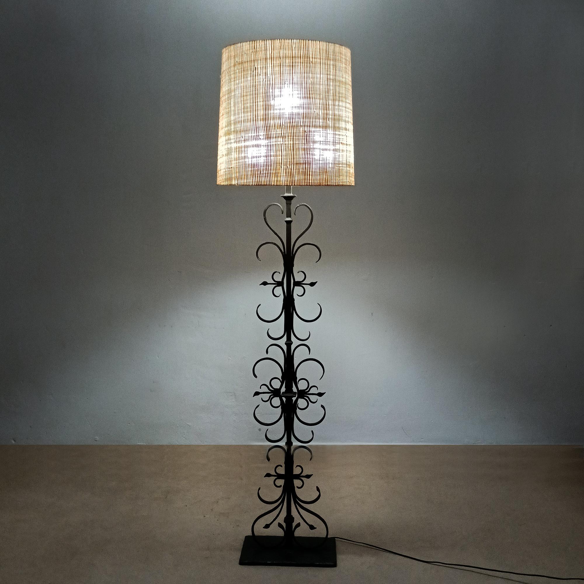 Moderne schmiedeeiserne Stehlampe aus der Mitte des Jahrhunderts – Spanien 1950 im Angebot 2