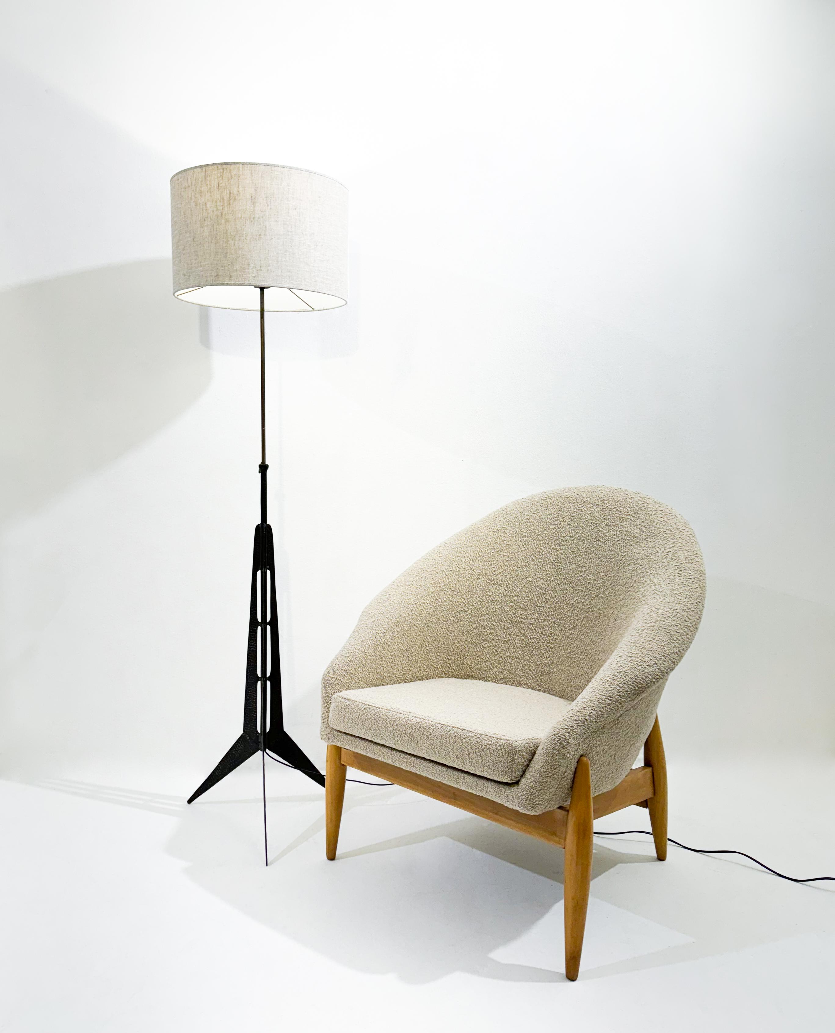 Mid Century Modern Wrought Iron Tripod Floor Lamp In Good Condition For Sale In Brussels, BE