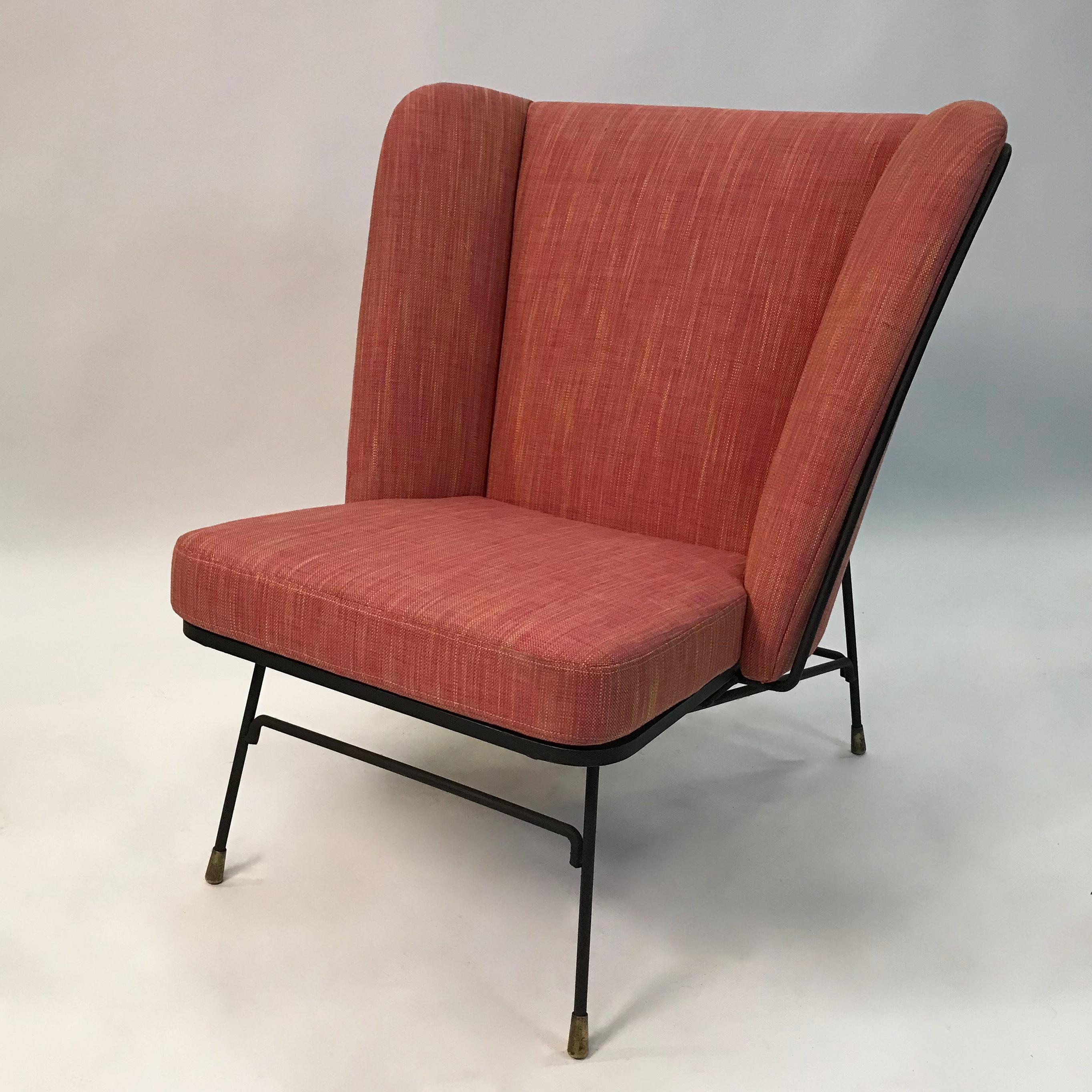 Ce fauteuil de salon haut, à dos ailé, de style moderne du milieu du siècle, présente un cadre minimal en fer forgé, nouvellement tapissé d'un mélange de lin et de coton framboise. Est attribué à Adrian Pearsall.
