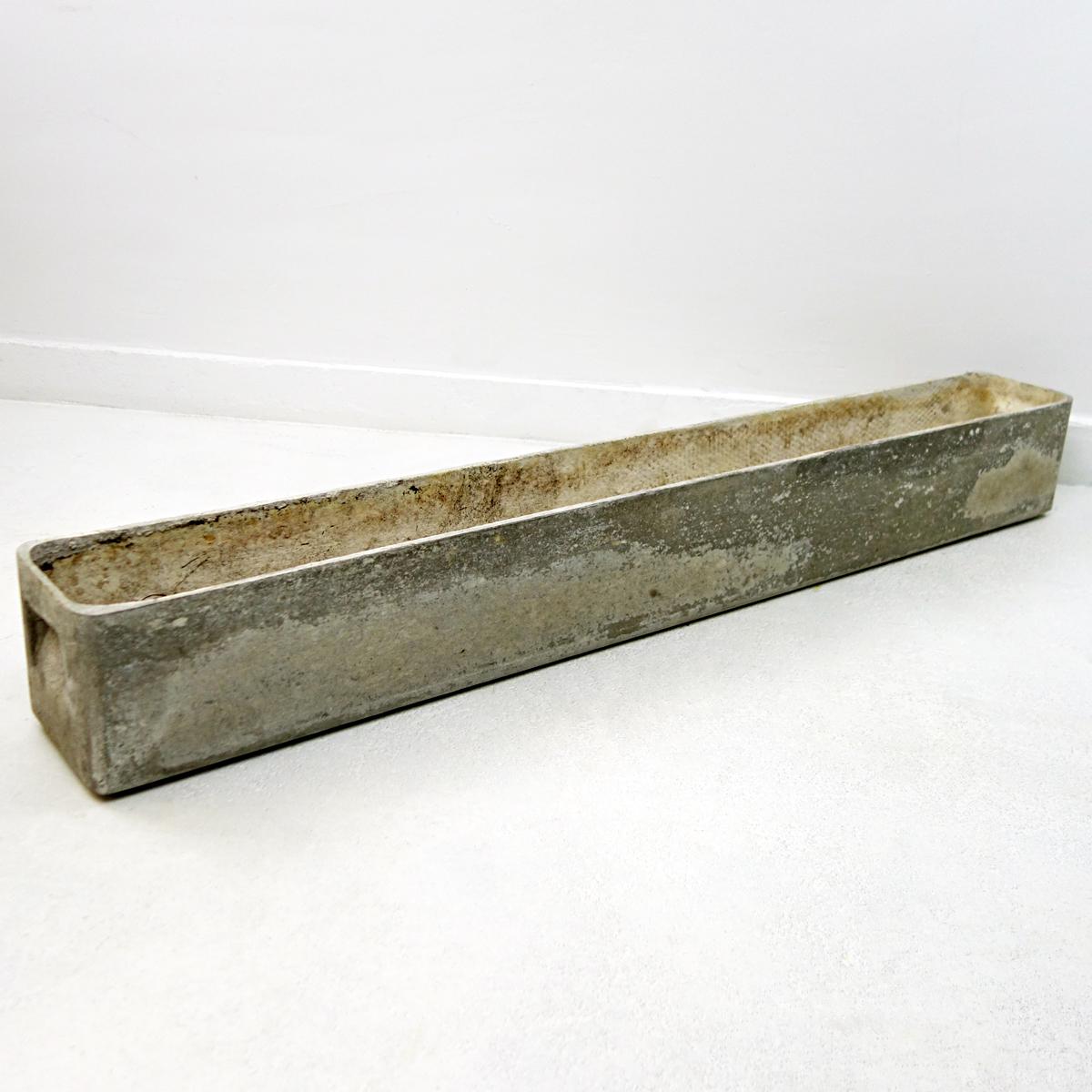 With its length of 120 cm / 47.2 inches this is a particularly long planter. A very rare size in the Willy Guhl range.

 
