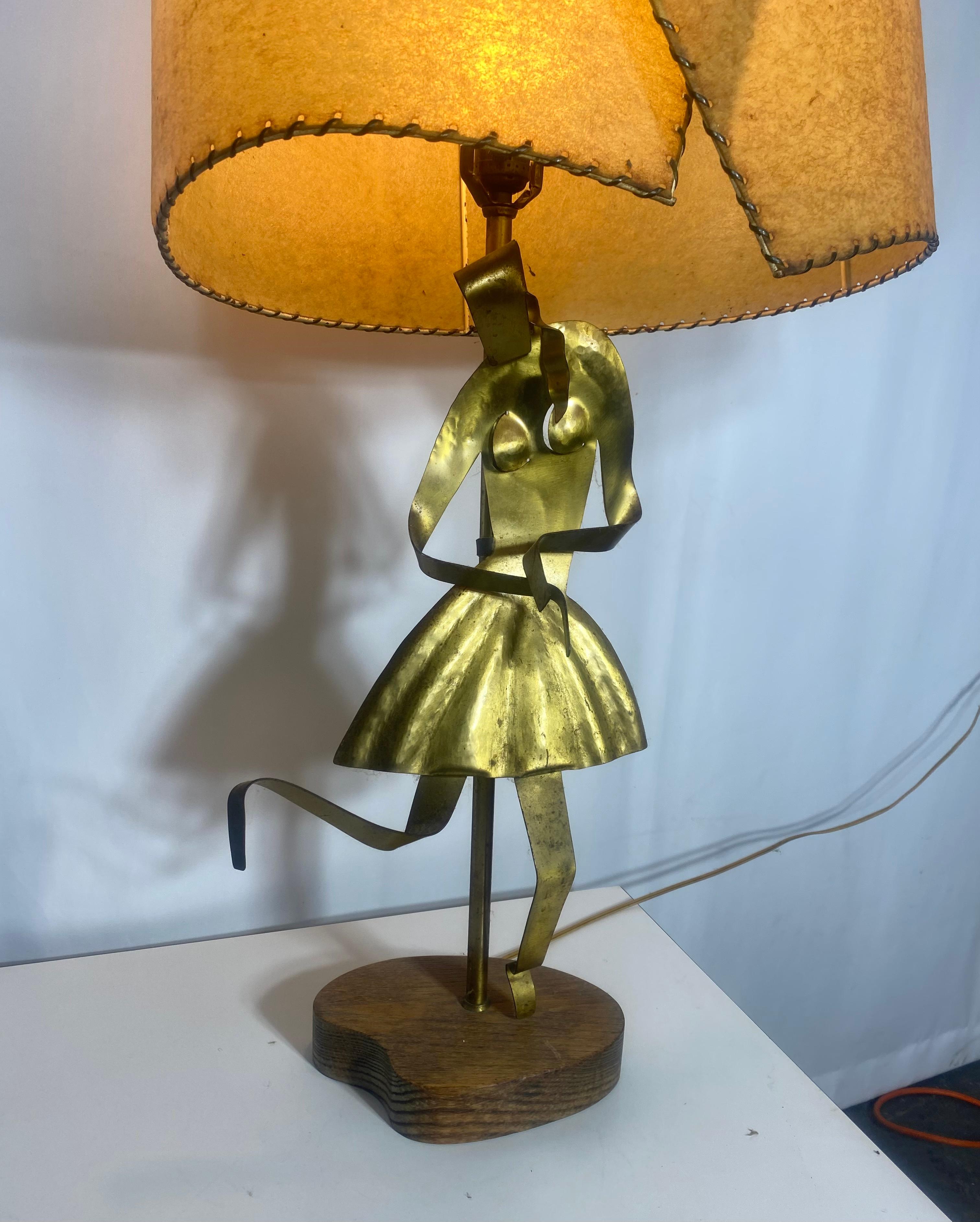Lampe de table à figure abstraite sculpturale en laiton de Yasha Heifetz, du milieu du siècle dernier (femme en robe), conserve l'abat-jour d'origine très rare, l'embout, signé Heifetz,, Grand exemple,,design moderniste classique. 