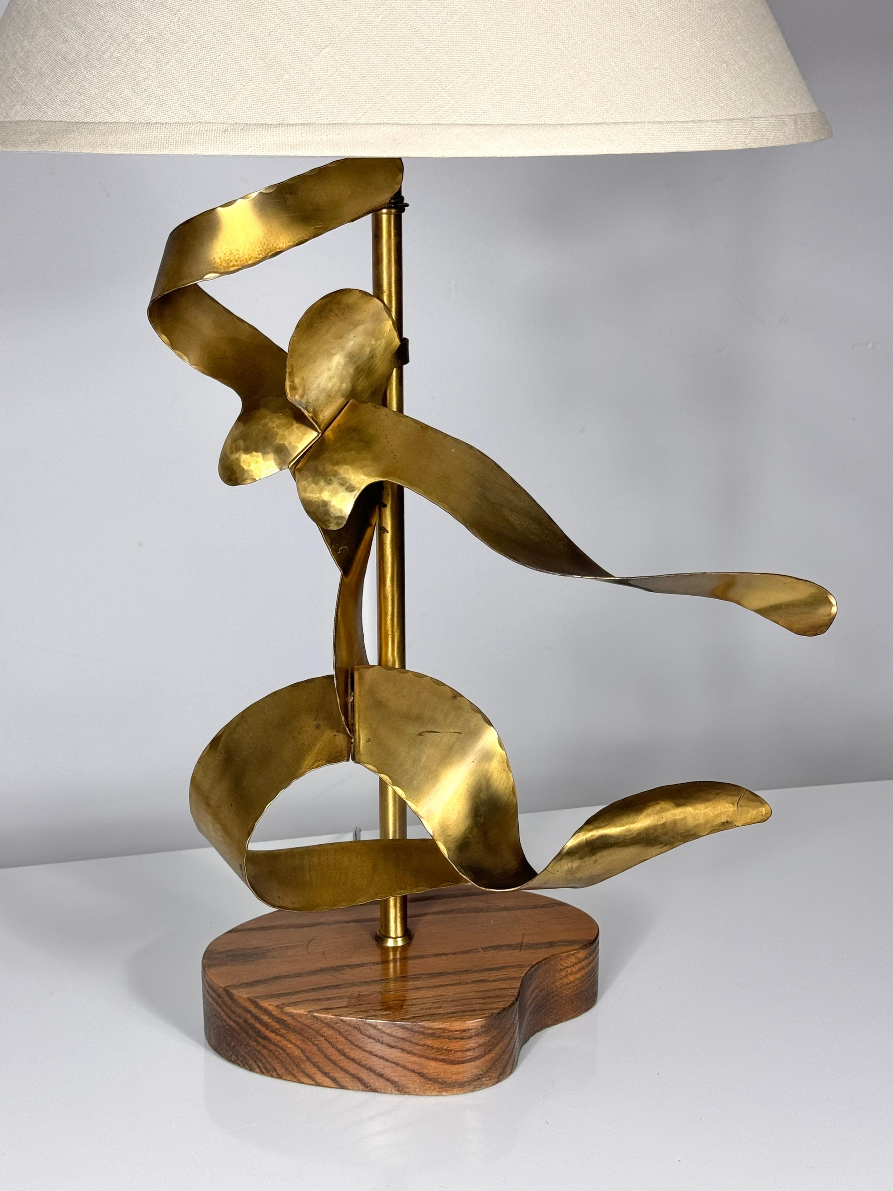 Yasha Heifetz, Skulpturale Tischlampe mit abstrakter Messingfigur, Mid-Century Modern (amerikanisch) im Angebot